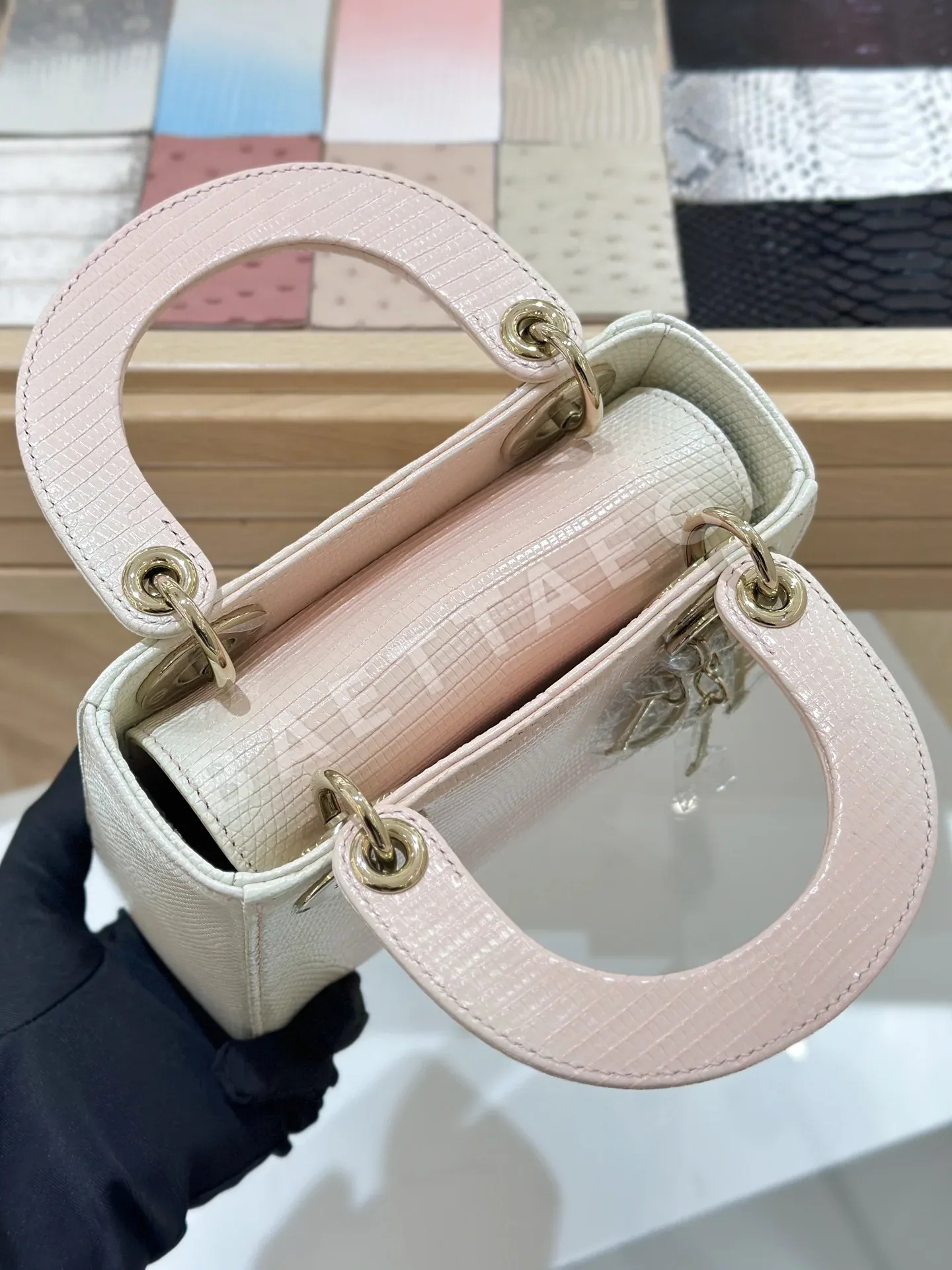 디올 도마뱀 가죽 그라데이션 핑크 가방 상세 이미지 8