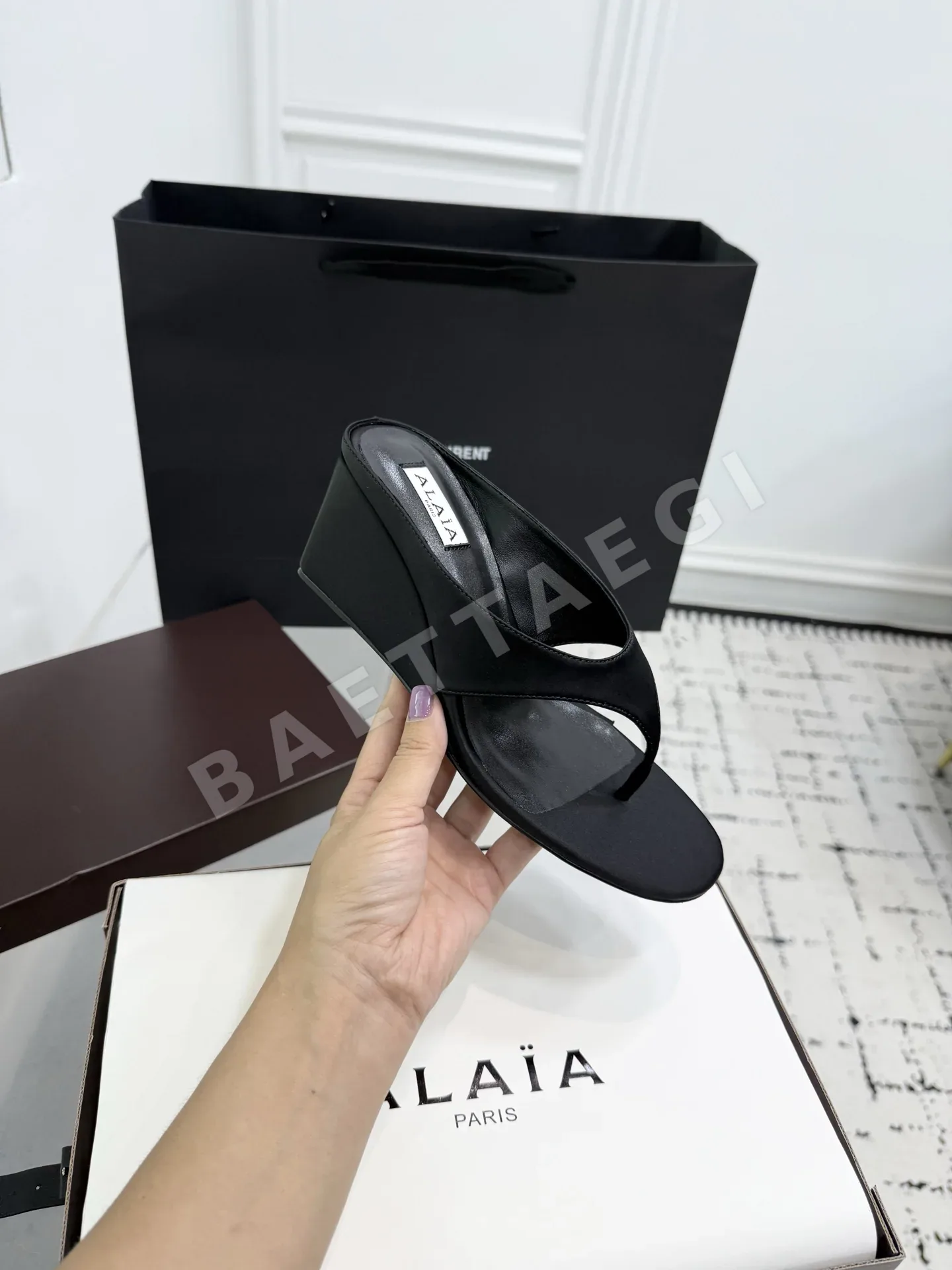 알라이아 큐빅 장식 램스킨 웨지 샌들 상세 이미지 5