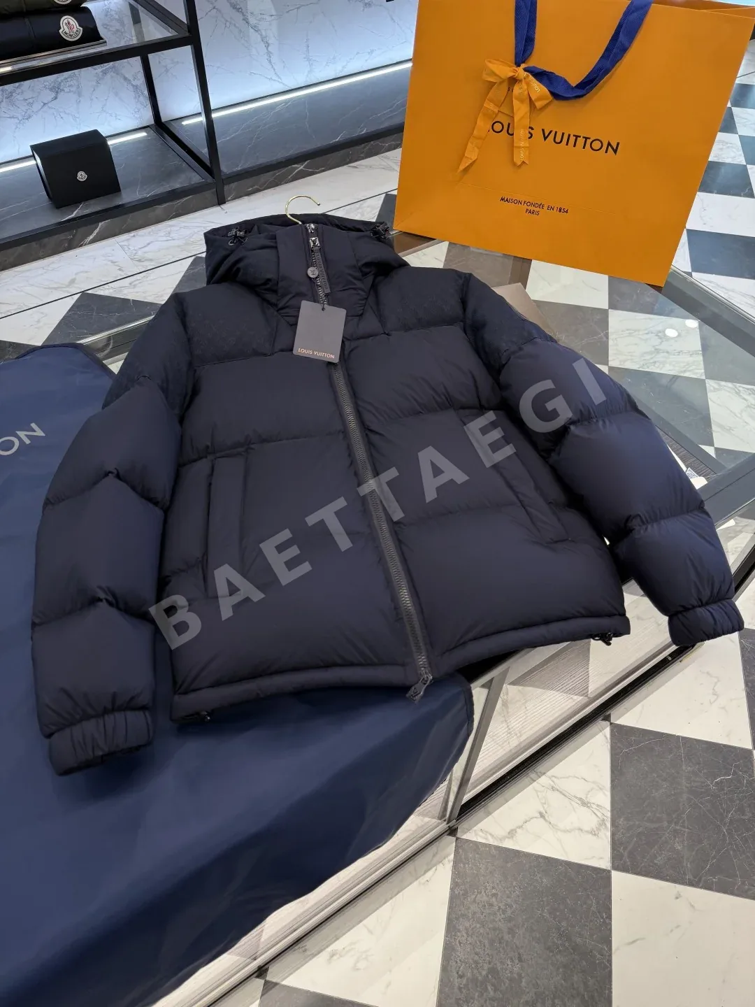 루이 비통 모노그램 다운 블루종 블랙 컬러 후드 패딩 자켓 160072 Louis Vuitton Padding