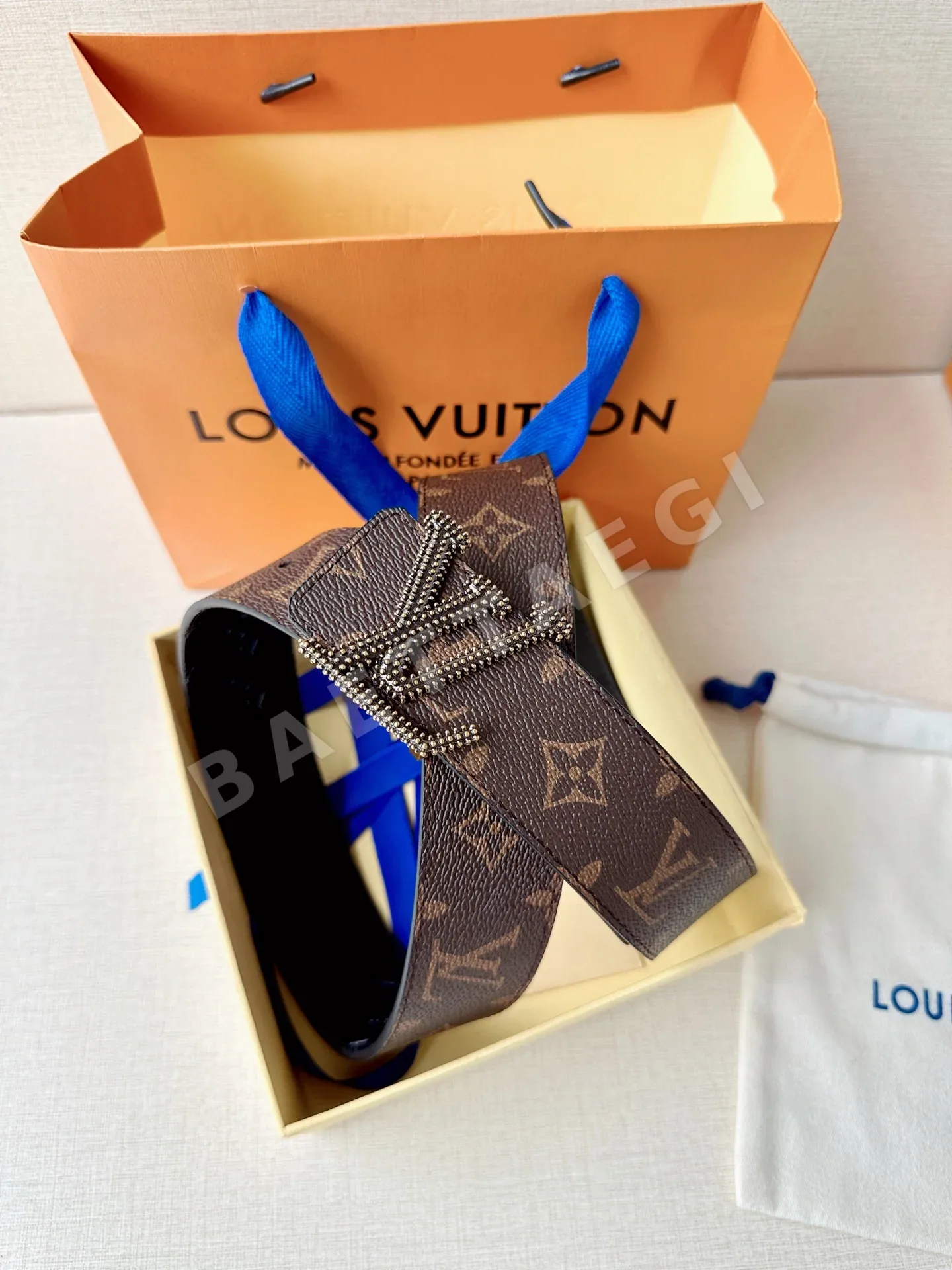 루이비통 LV 이니셜 스터드 리버시블 가죽 벨트 상세 이미지 8