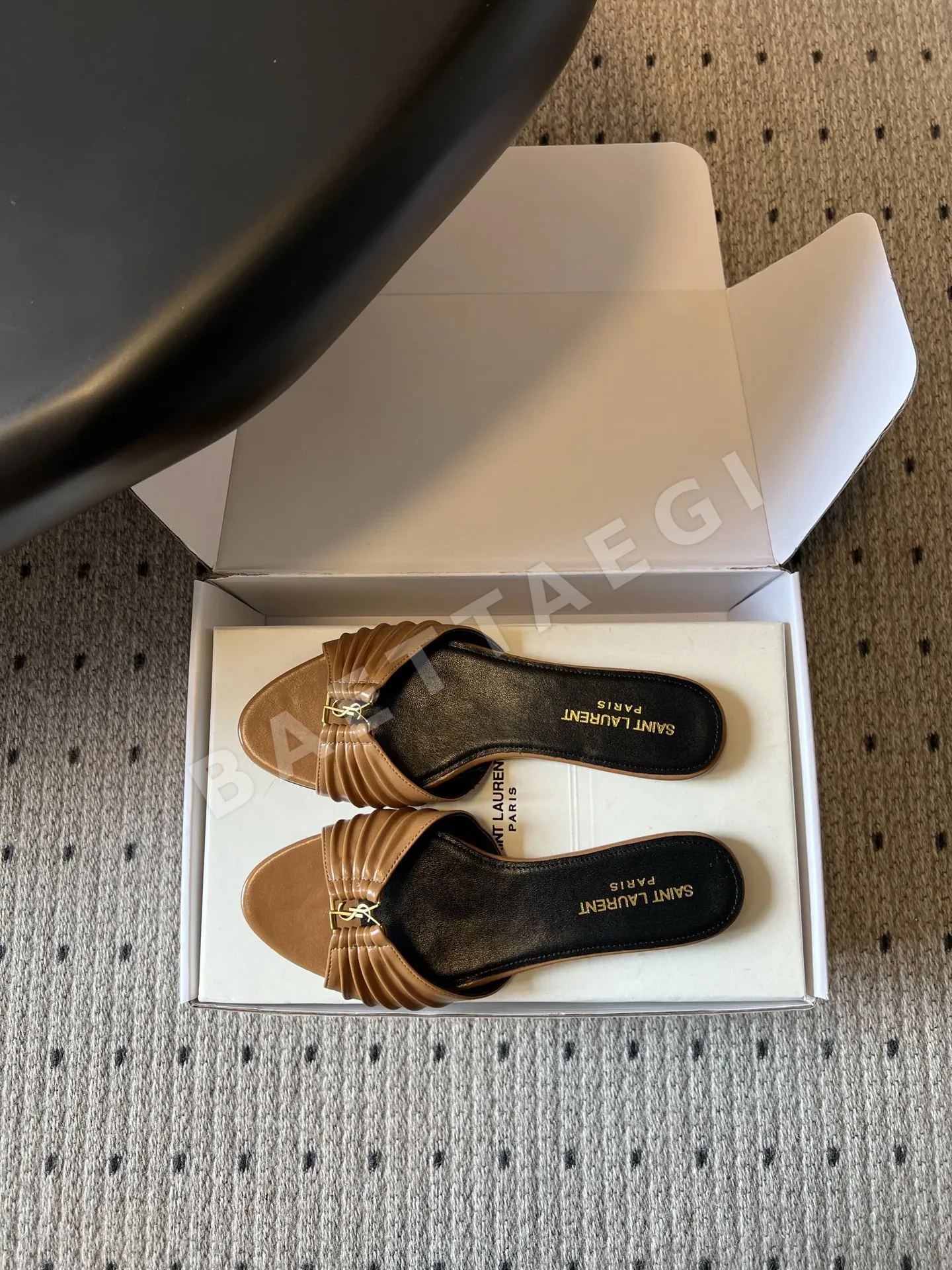 생로랑 플리츠 YSL 버클 플랫 샌들 상세 이미지 6