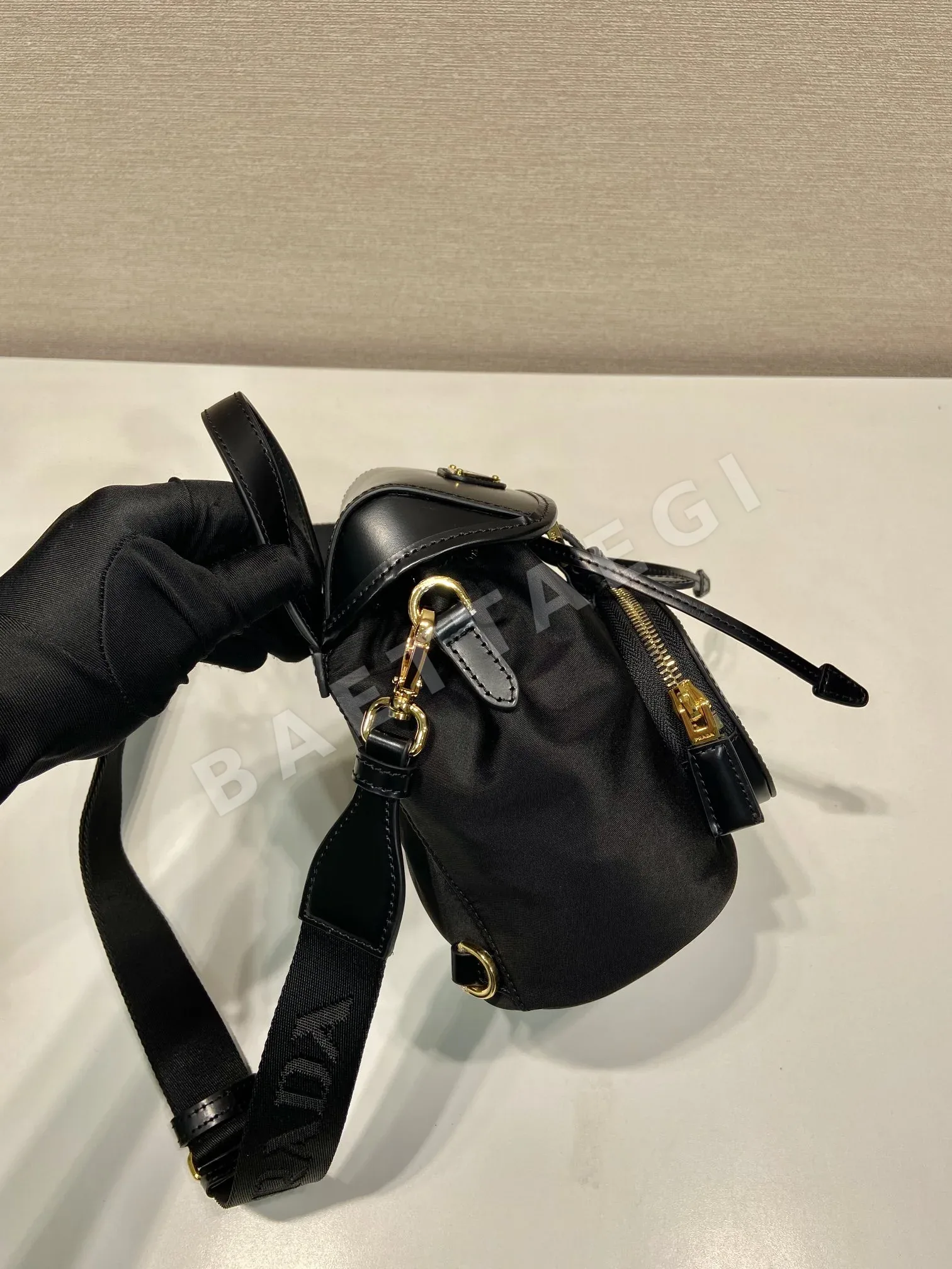 프라다 나일론 미니 숄더백 1BZ075 상세 이미지 5