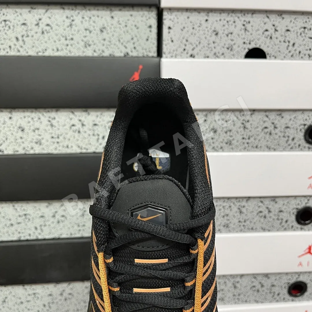 나이키 [DF] 에어 맥스 플러스 블랙 오렌지 FN6949-400 201074 Nike Air Max Plus Dark Obsidian 상세 이미지 3