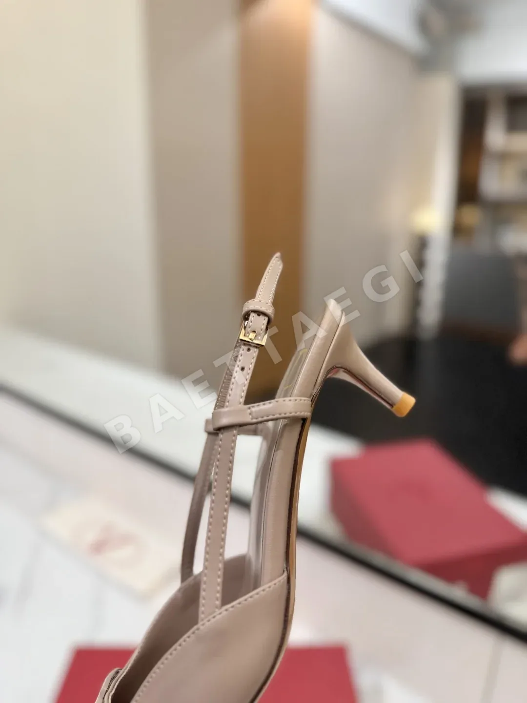 발렌티노 뾰족 앞코 V 버클 샌들 상세 이미지 7
