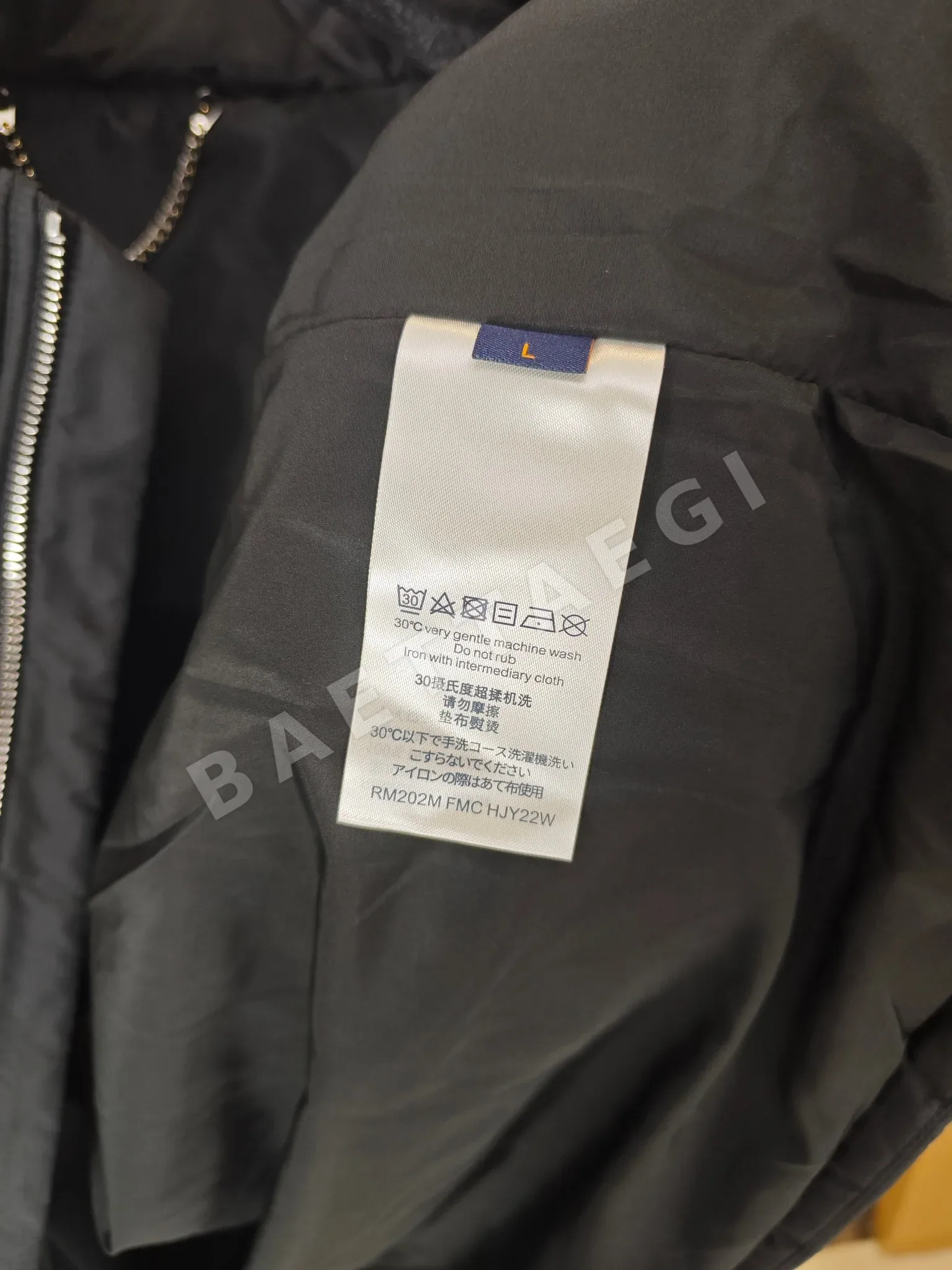 루이비통 모노그램 로고 자수 패딩 자켓 상세 이미지 7