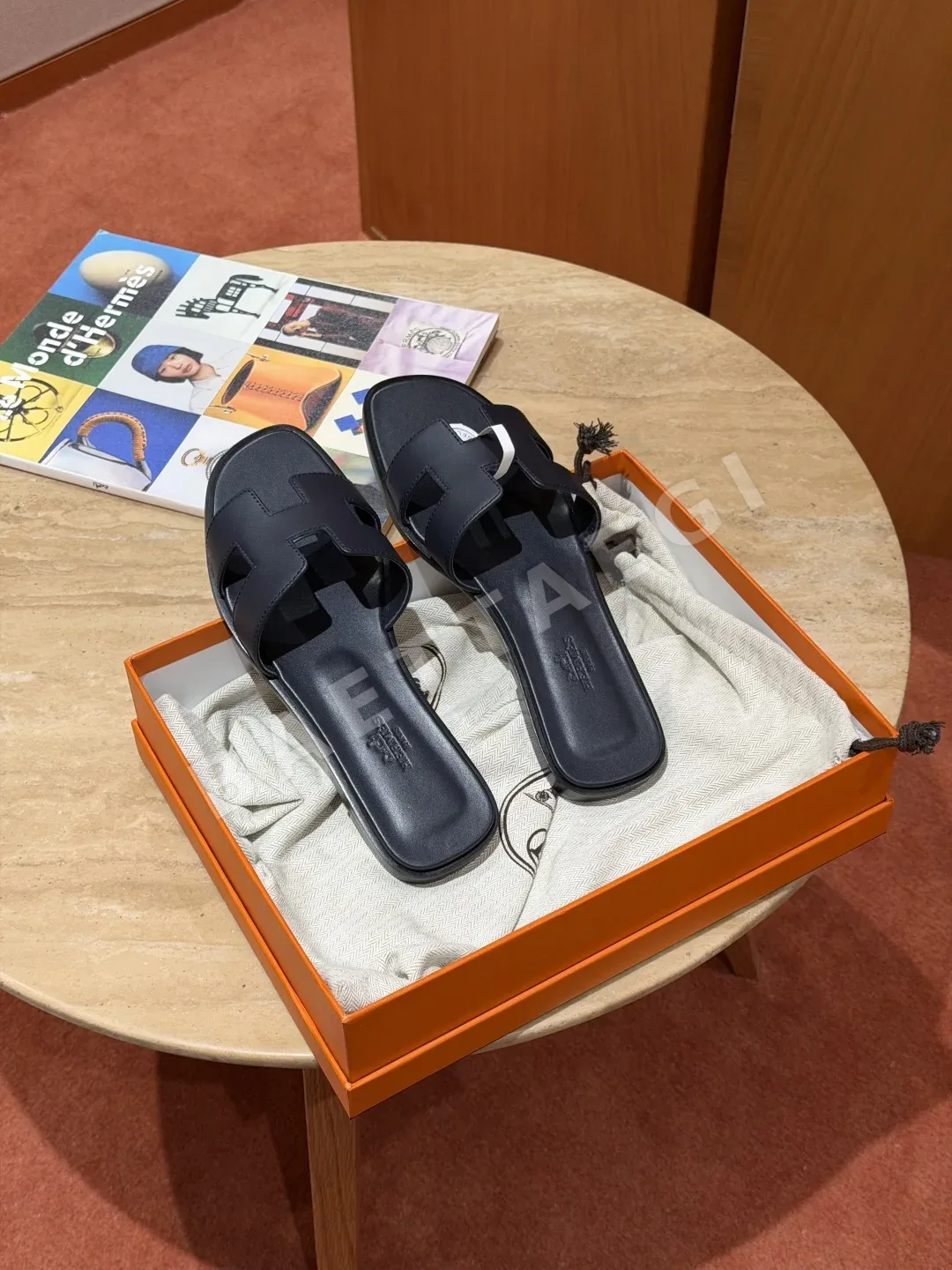 에르메스 오란 샌들 네이비 블루 가죽 H 컷아웃 상세 이미지 6