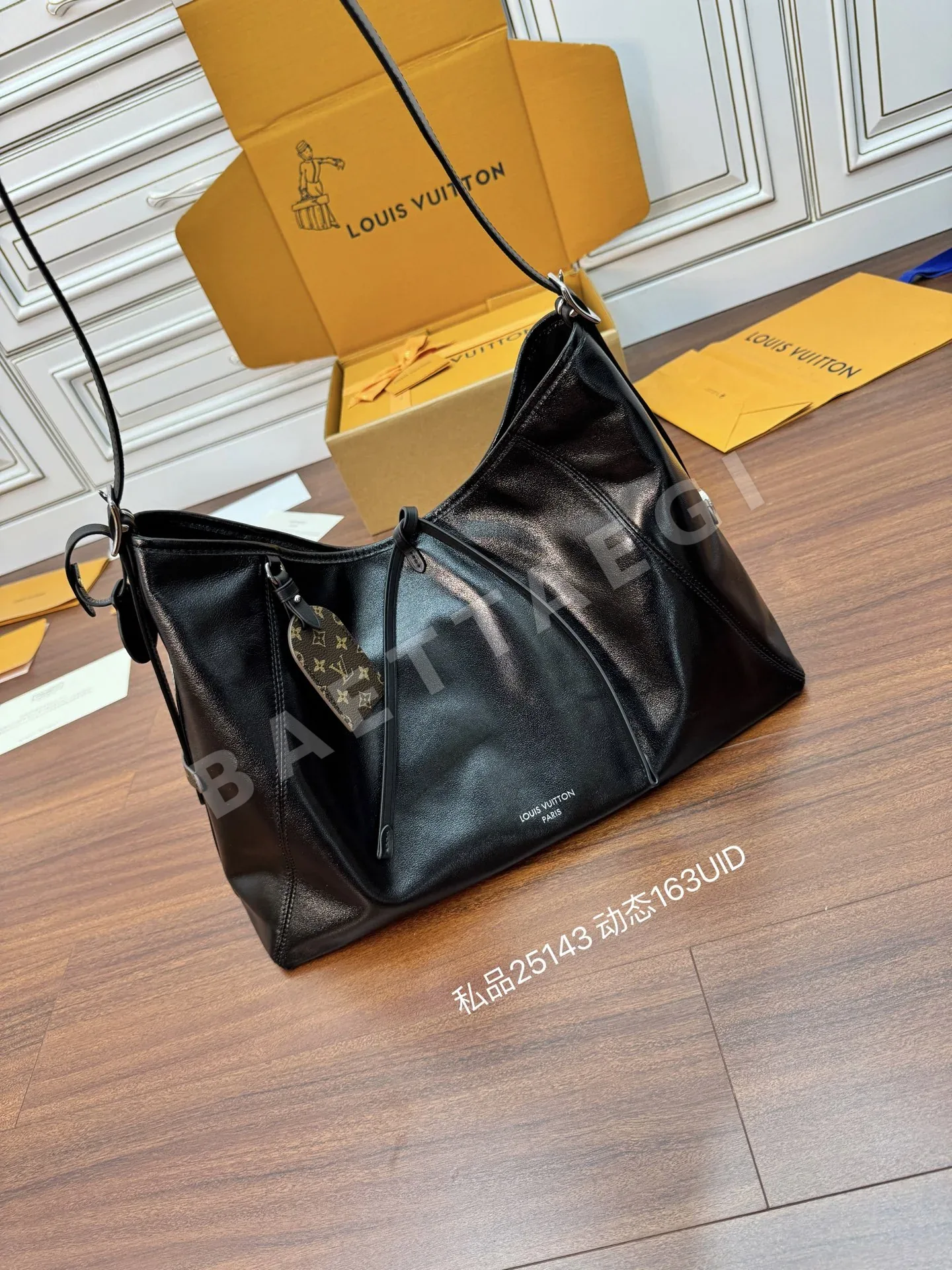 루이비통 다이아몬드 패턴 가죽 토트백 M25143 상세 이미지 2