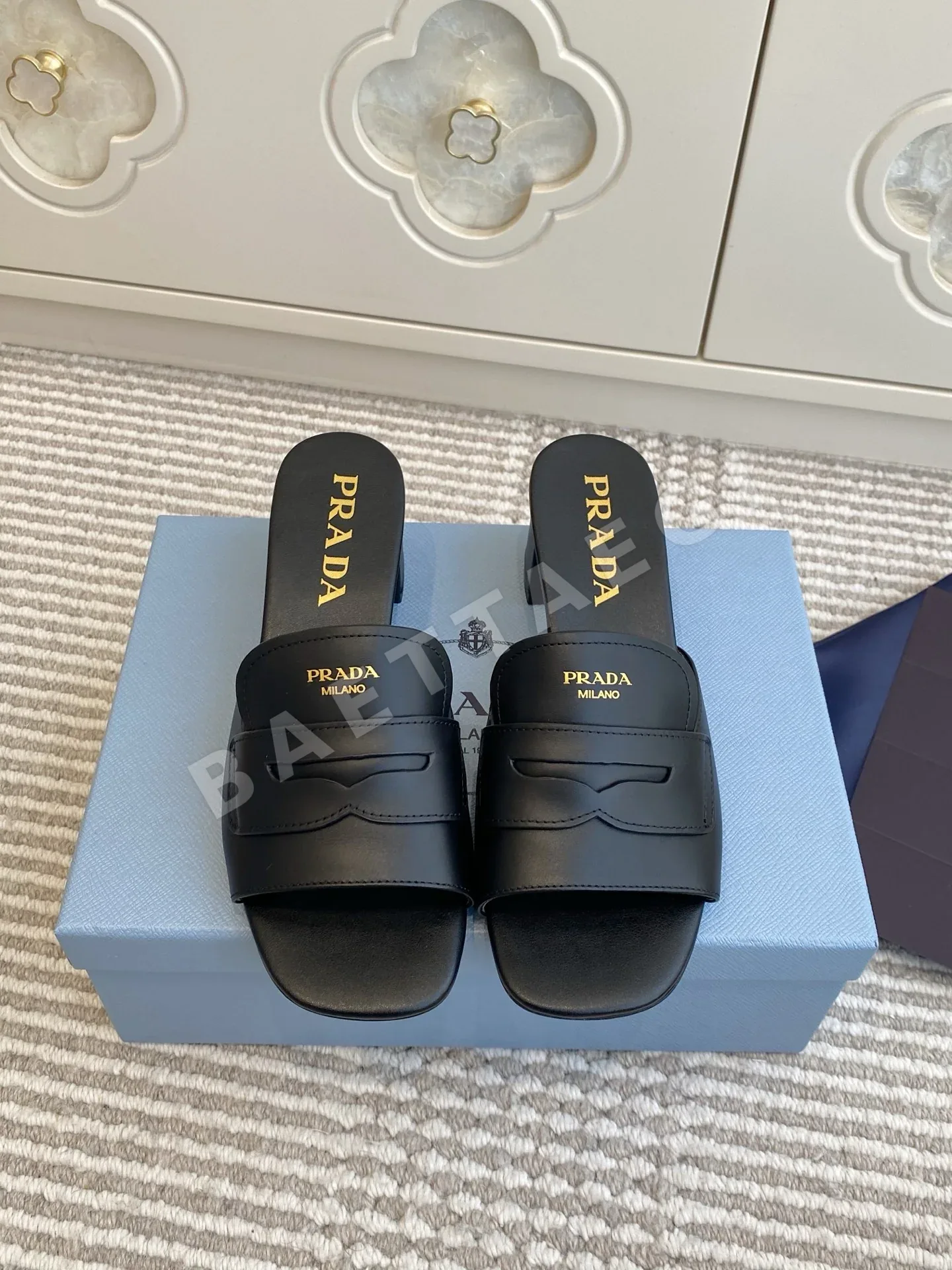 프라다 청키힐 뮬 42287