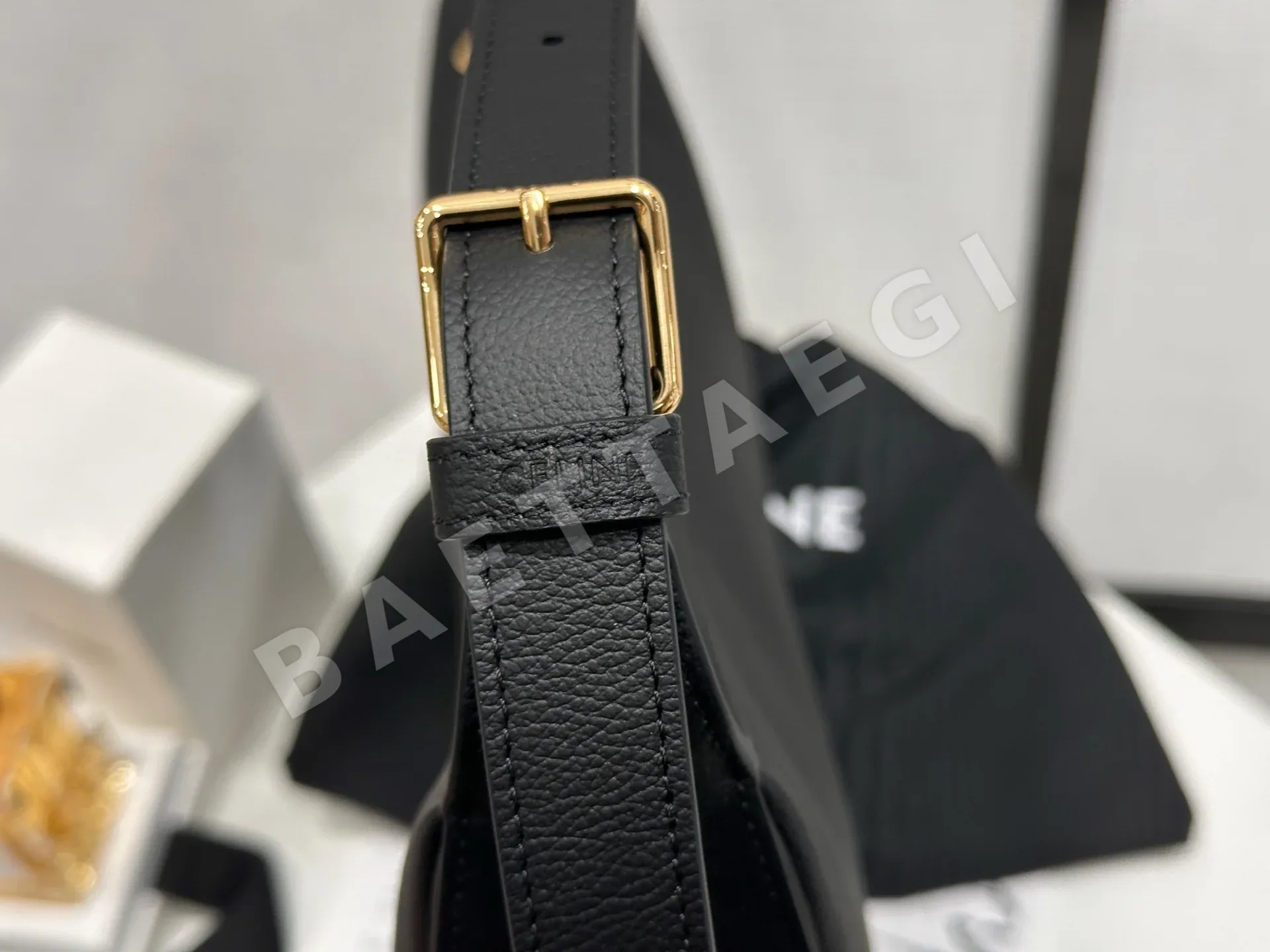 셀린느 블랙 카프스킨 지퍼 숄더백 상세 이미지 6