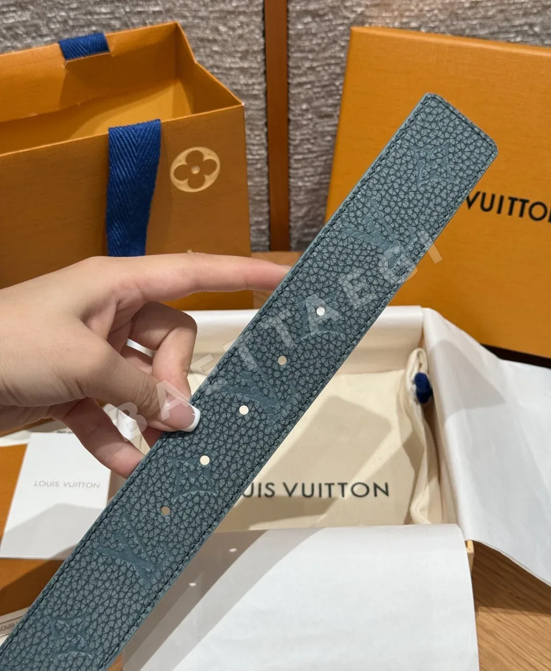 루이비통 이니셜 리버시블 소가죽 벨트 상세 이미지 8