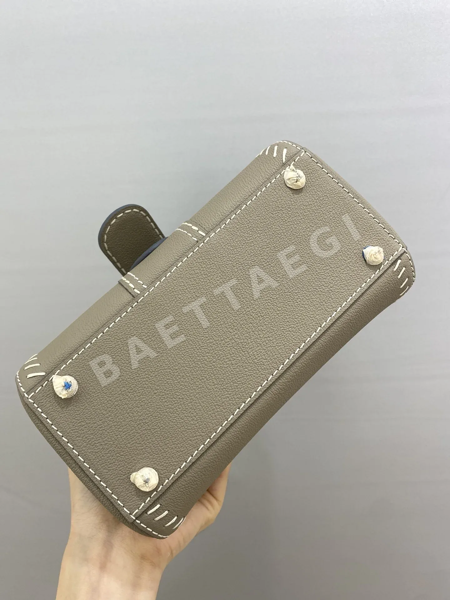 델보 브릴리언트 21 밀크 그레이 가방 상세 이미지 9