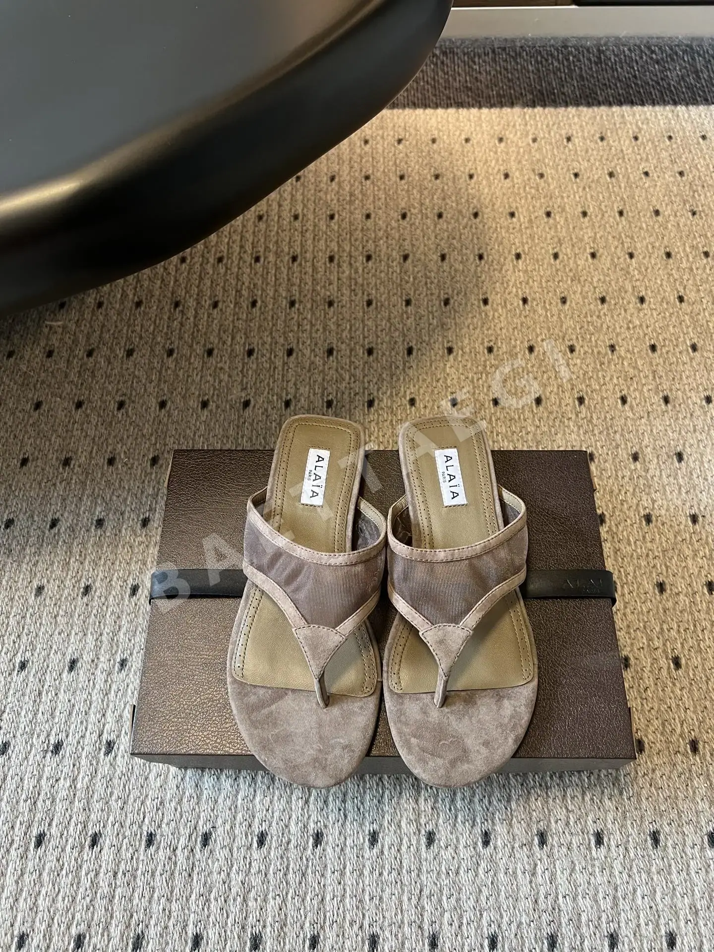 알라이아 플랫 샌들 99505