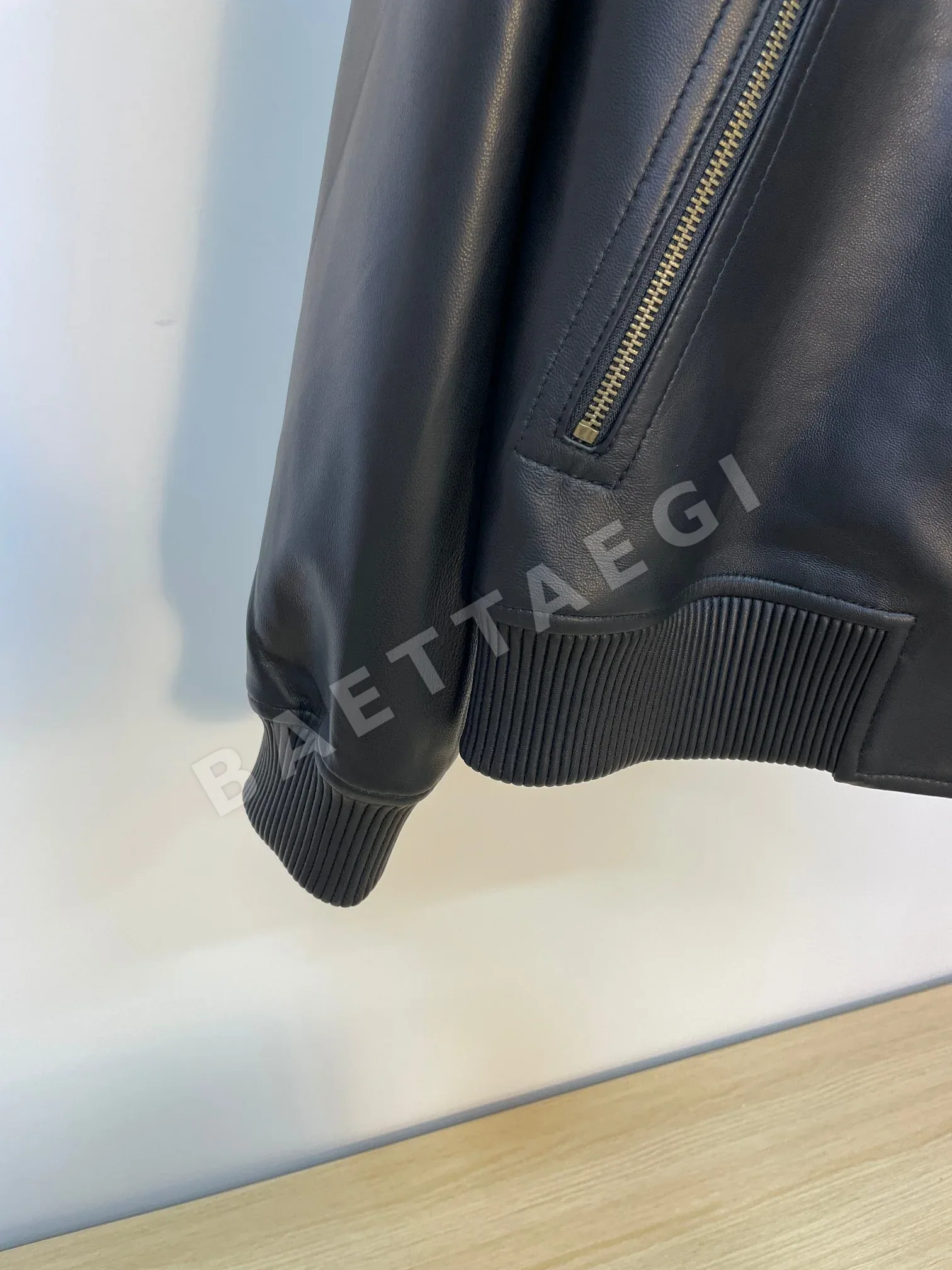 루이비통 LV 브라이트레드 가죽 스탠드카라 자켓 상세 이미지 7