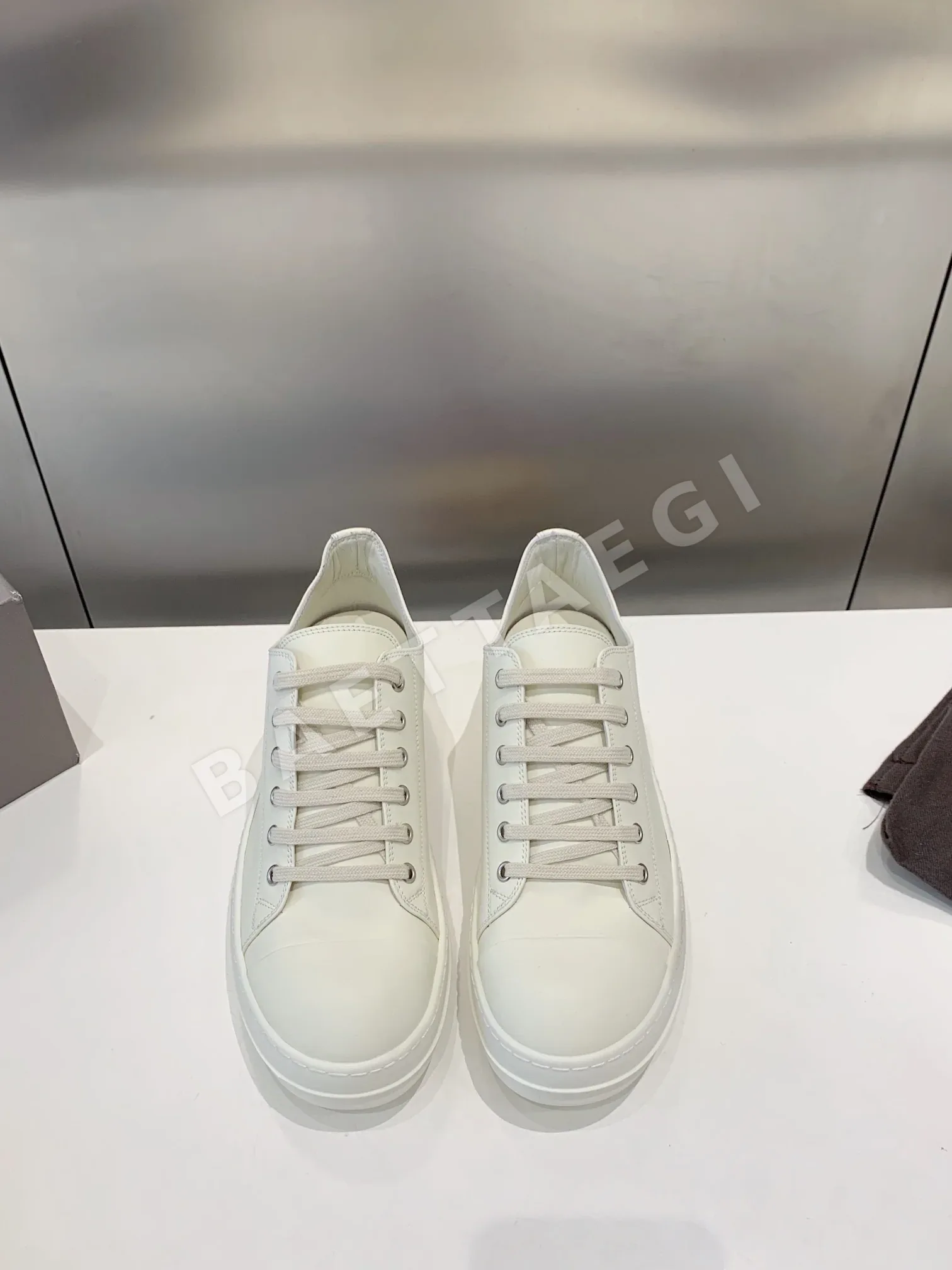 릭오웬스 로우컷 캐주얼 슈즈 105574