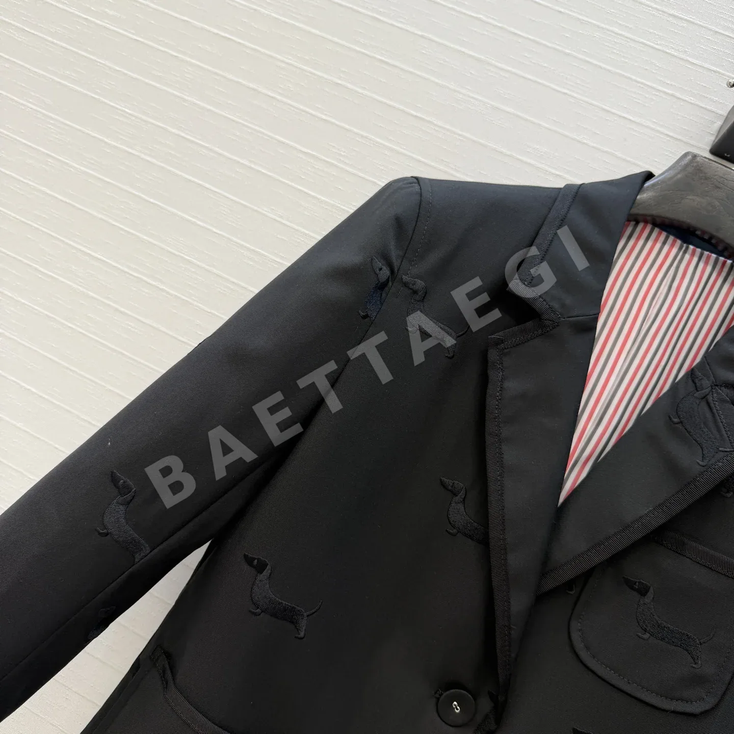 톰브라운 닥스훈트 자수 크롭 여성 자켓 상세 이미지 3