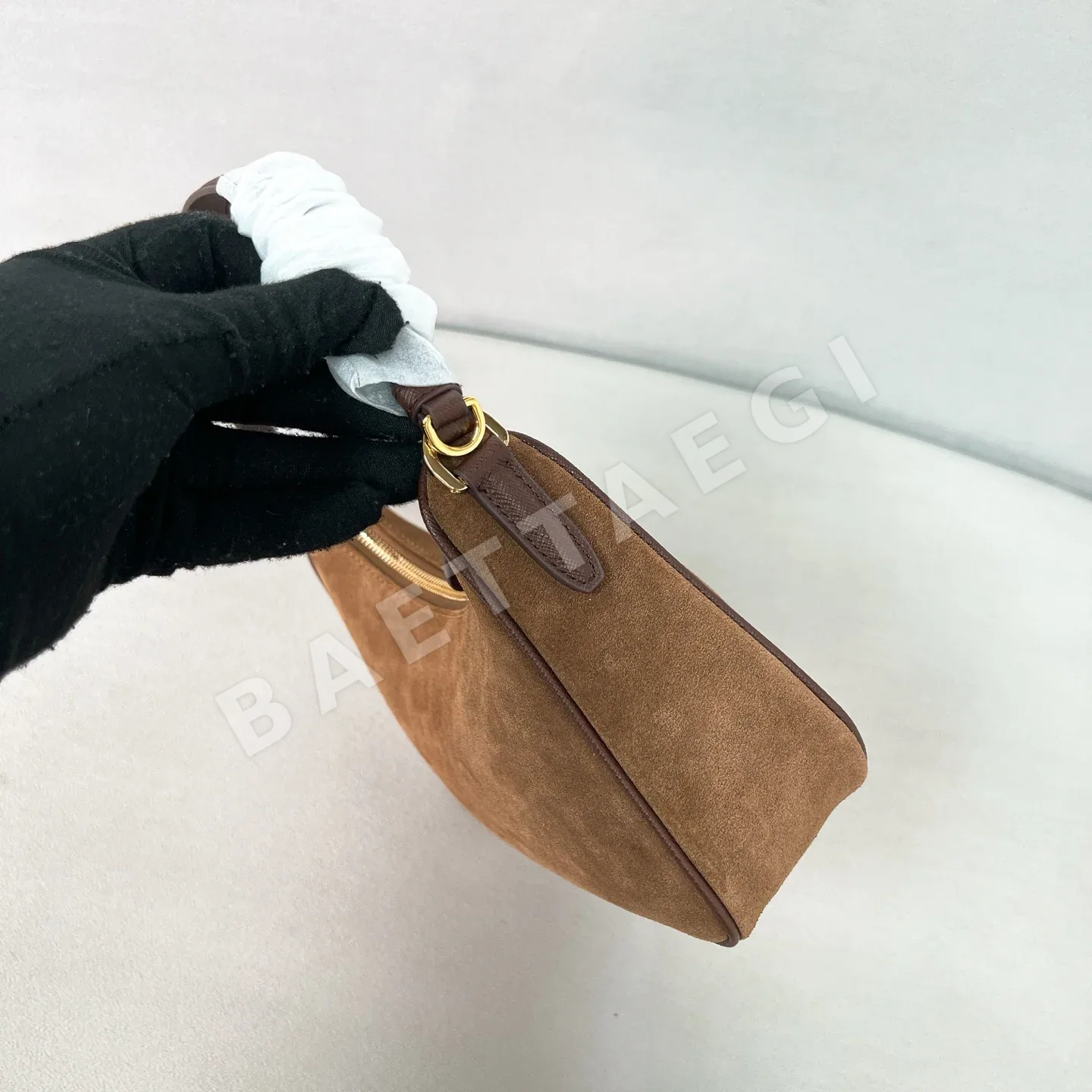 프라다 스웨이드 호보 가방 상세 이미지 3