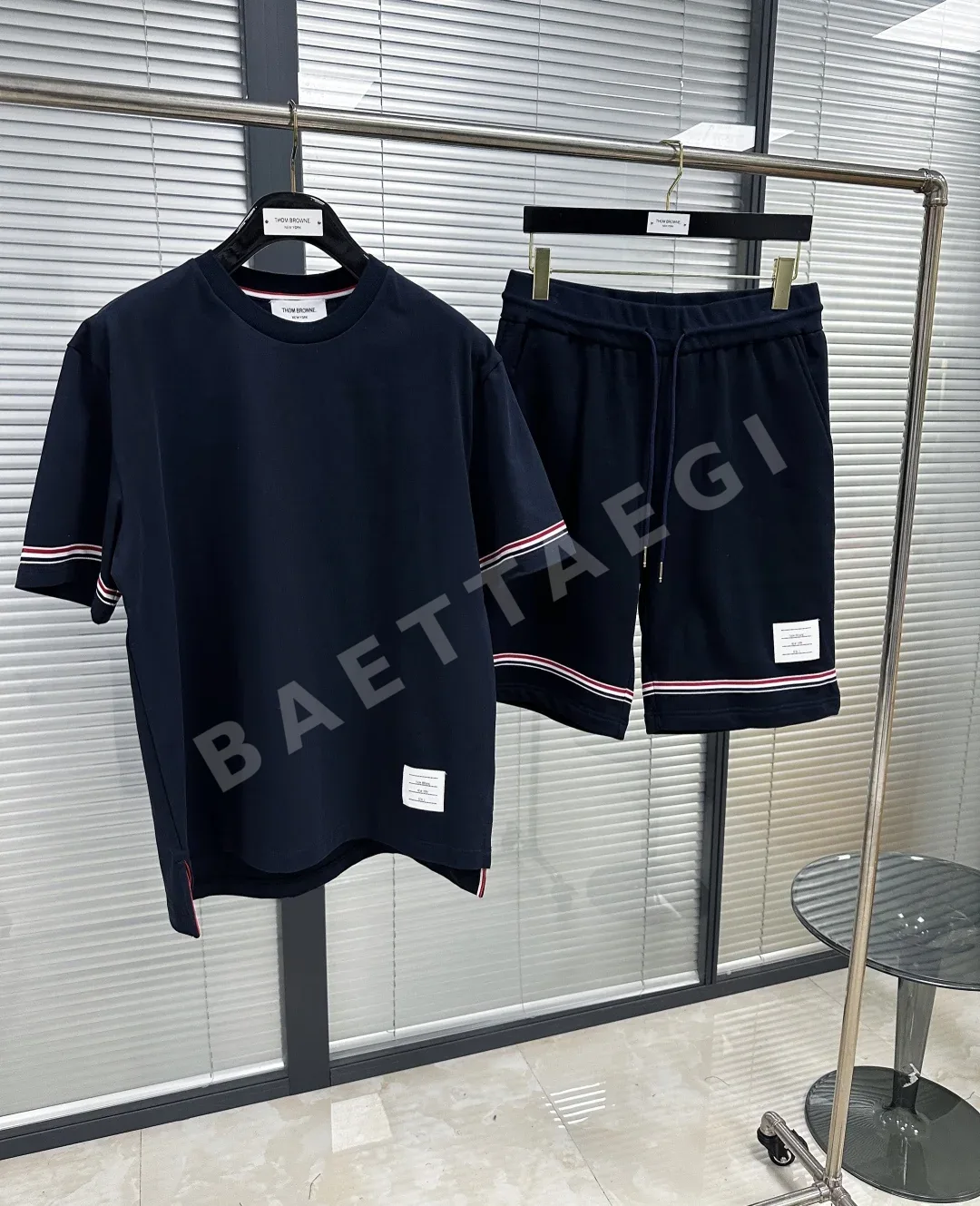 톰브라운 3 컬러 카라 스트라이프 남성 반팔 티셔츠 상세 이미지 2