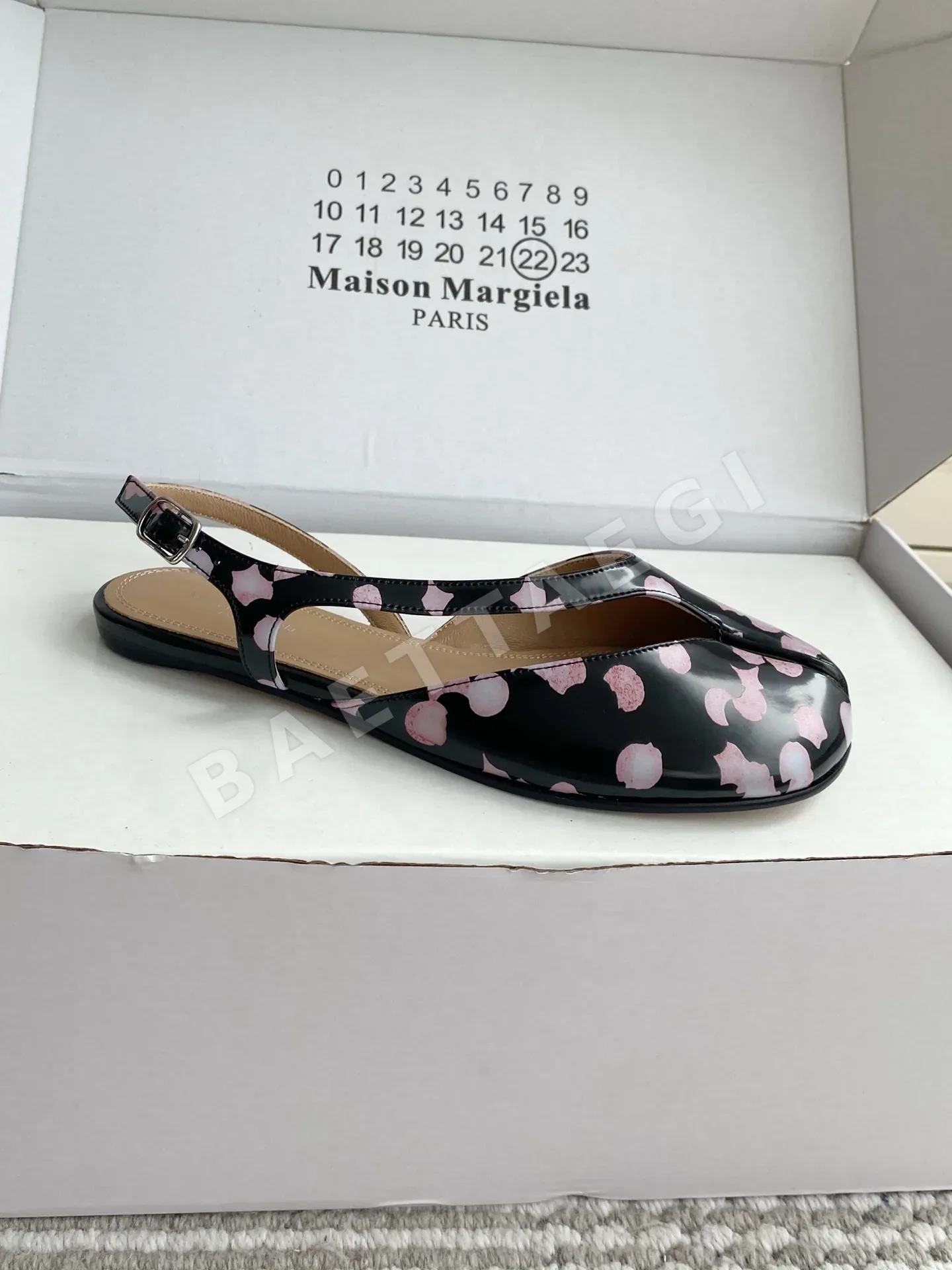 마르지엘라 벚꽃 무늬 타비 스플릿토 오픈백 샌들 상세 이미지 4