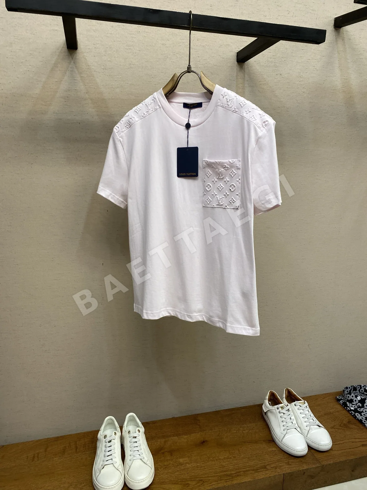 루이비통 LV 핫스탬핑 엠보스 반팔 티셔츠 156039