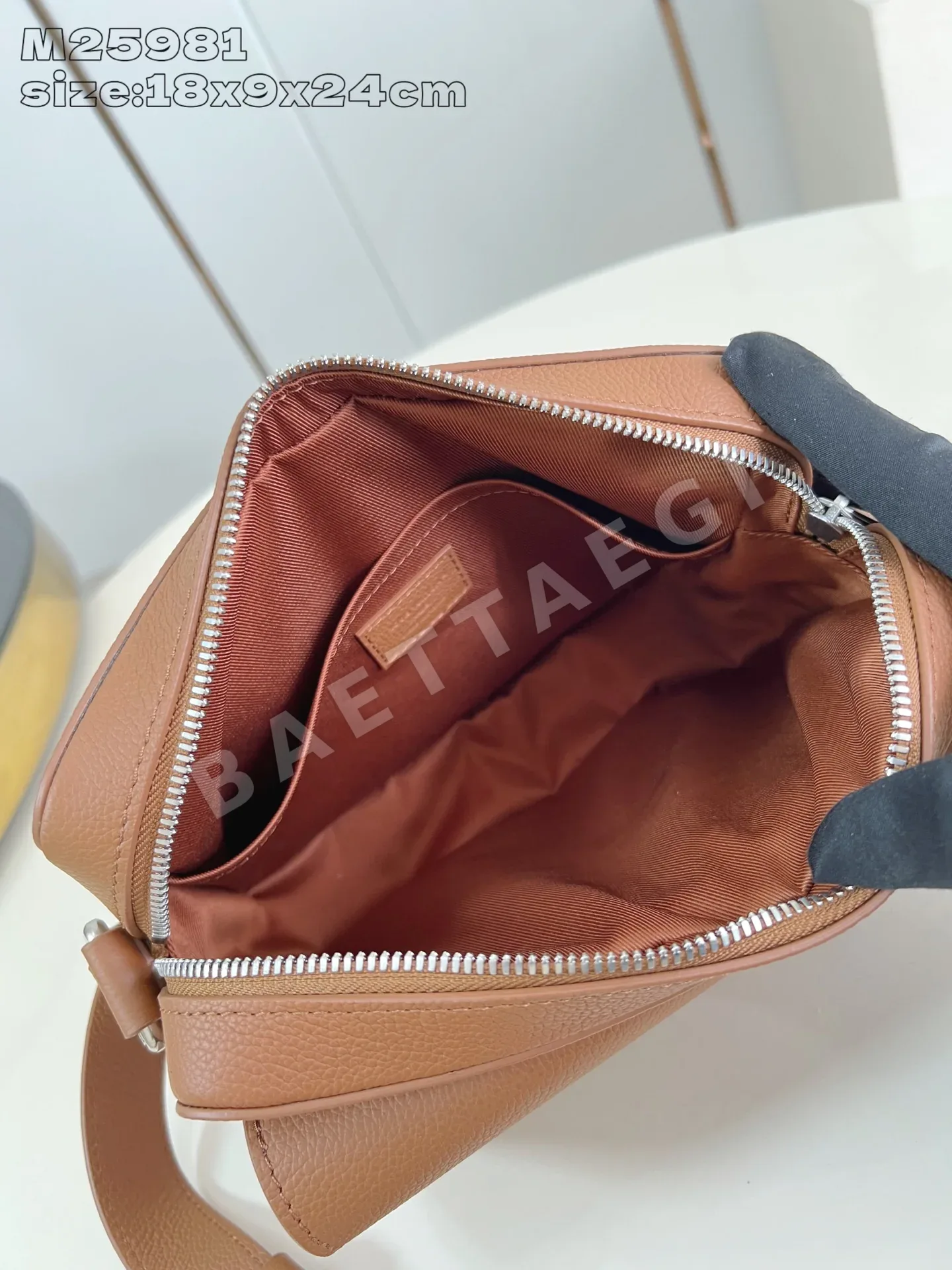루이비통 M25981 보딩 메신저백 상세 이미지 8