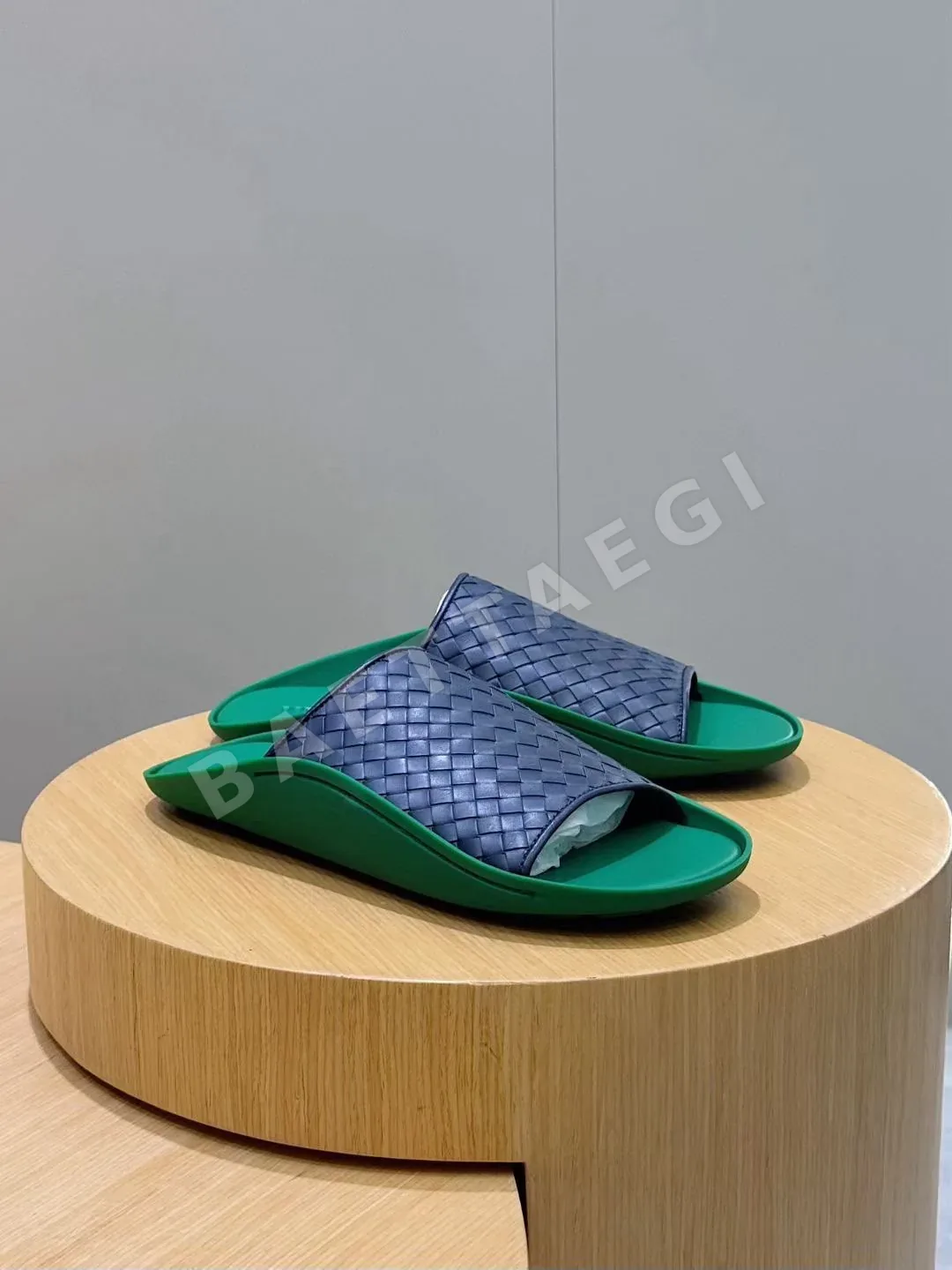 보테가베네타 웨이브 인트레차토 가죽 뮬 샌들 상세 이미지 4