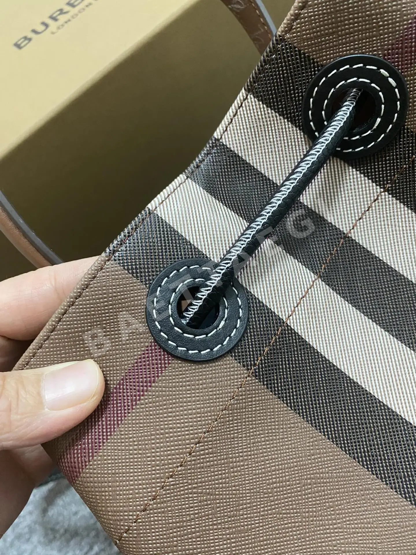 버버리 버치우드 브라운 버킷백 상세 이미지 5