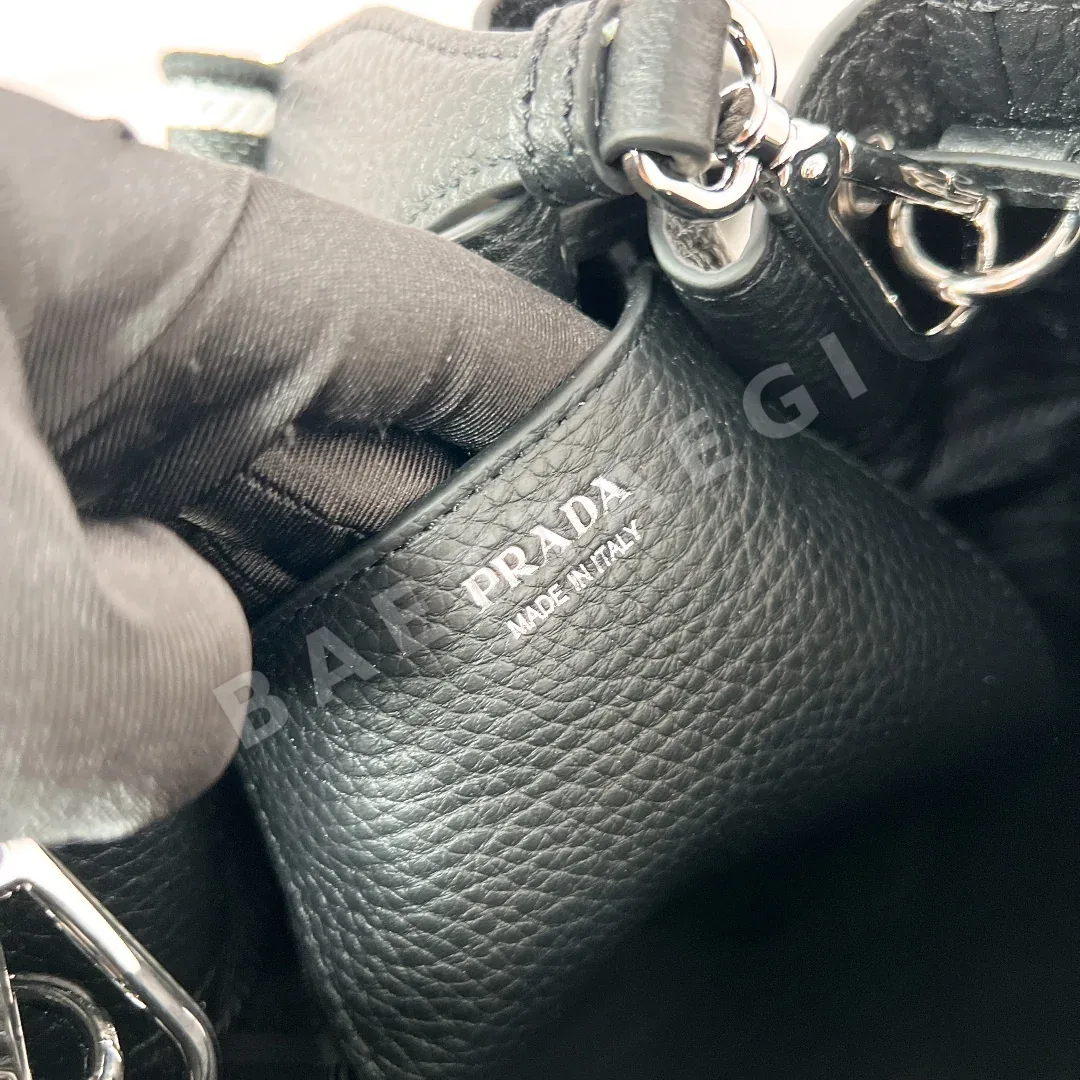 프라다 리치 패턴 카프스킨 버킷백 1BE060 상세 이미지 9