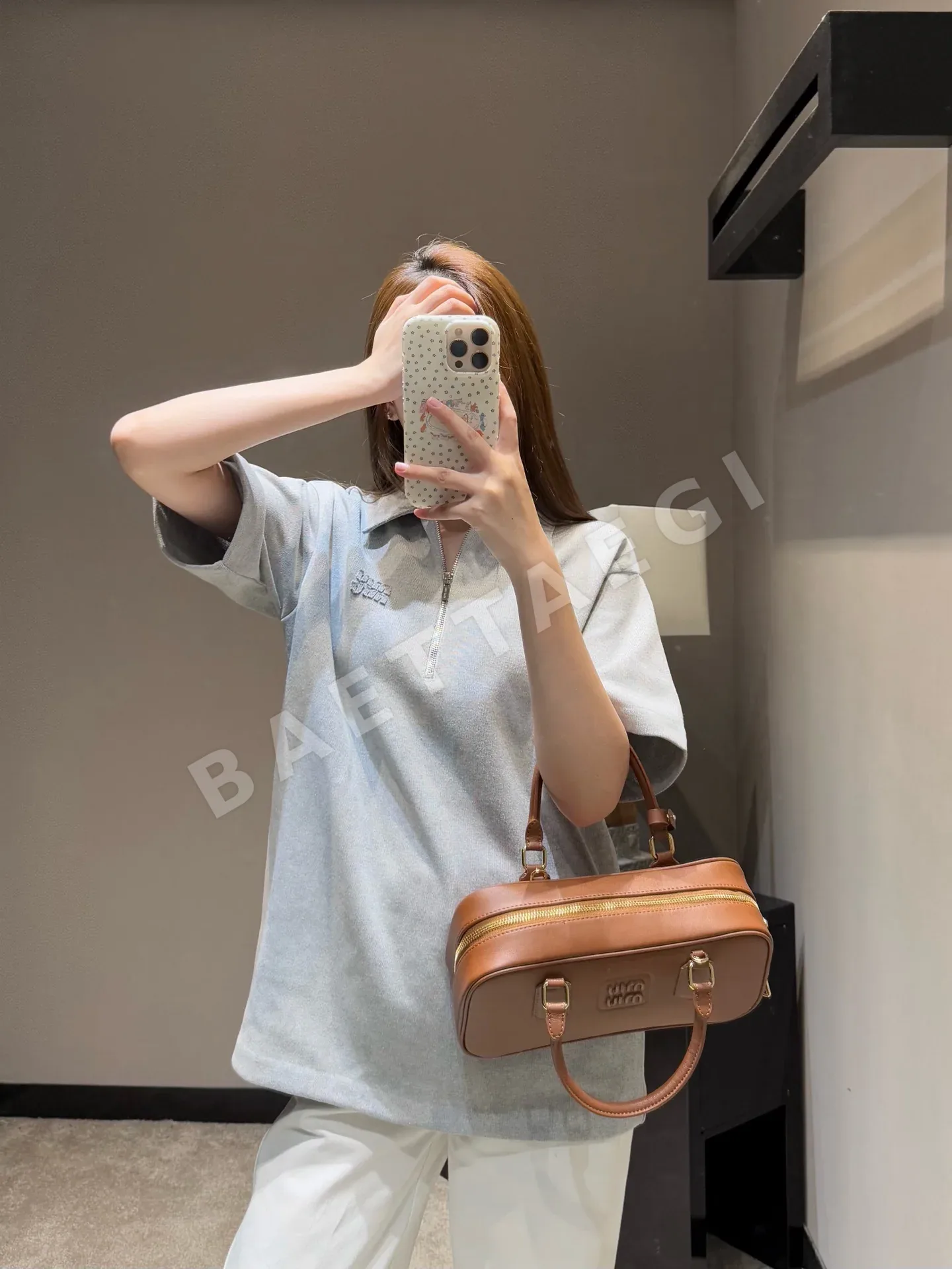 미우미우 그레이 엠보 로고 반팔 폴로셔츠 상세 이미지 9