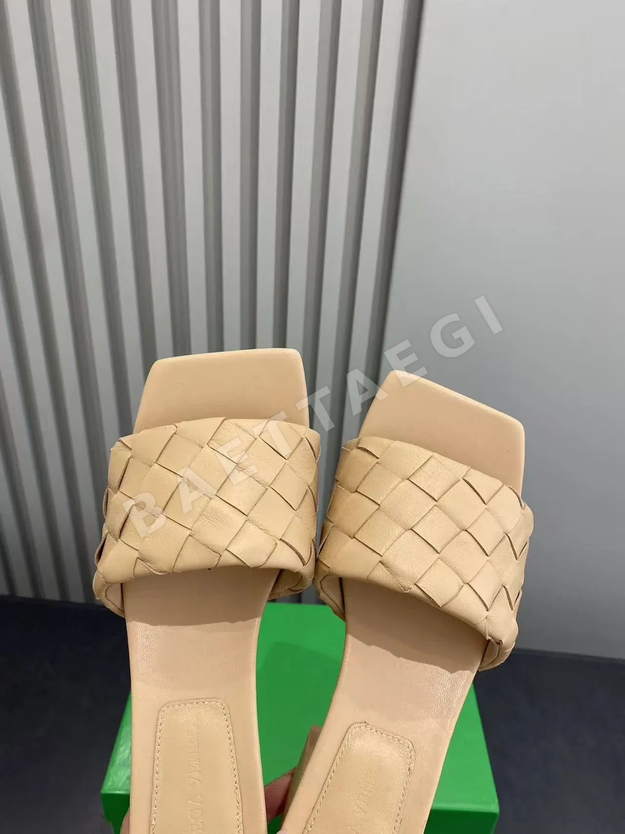 보테가베네타 스퀘어 토 꼬임 청키 힐 샌들 상세 이미지 4