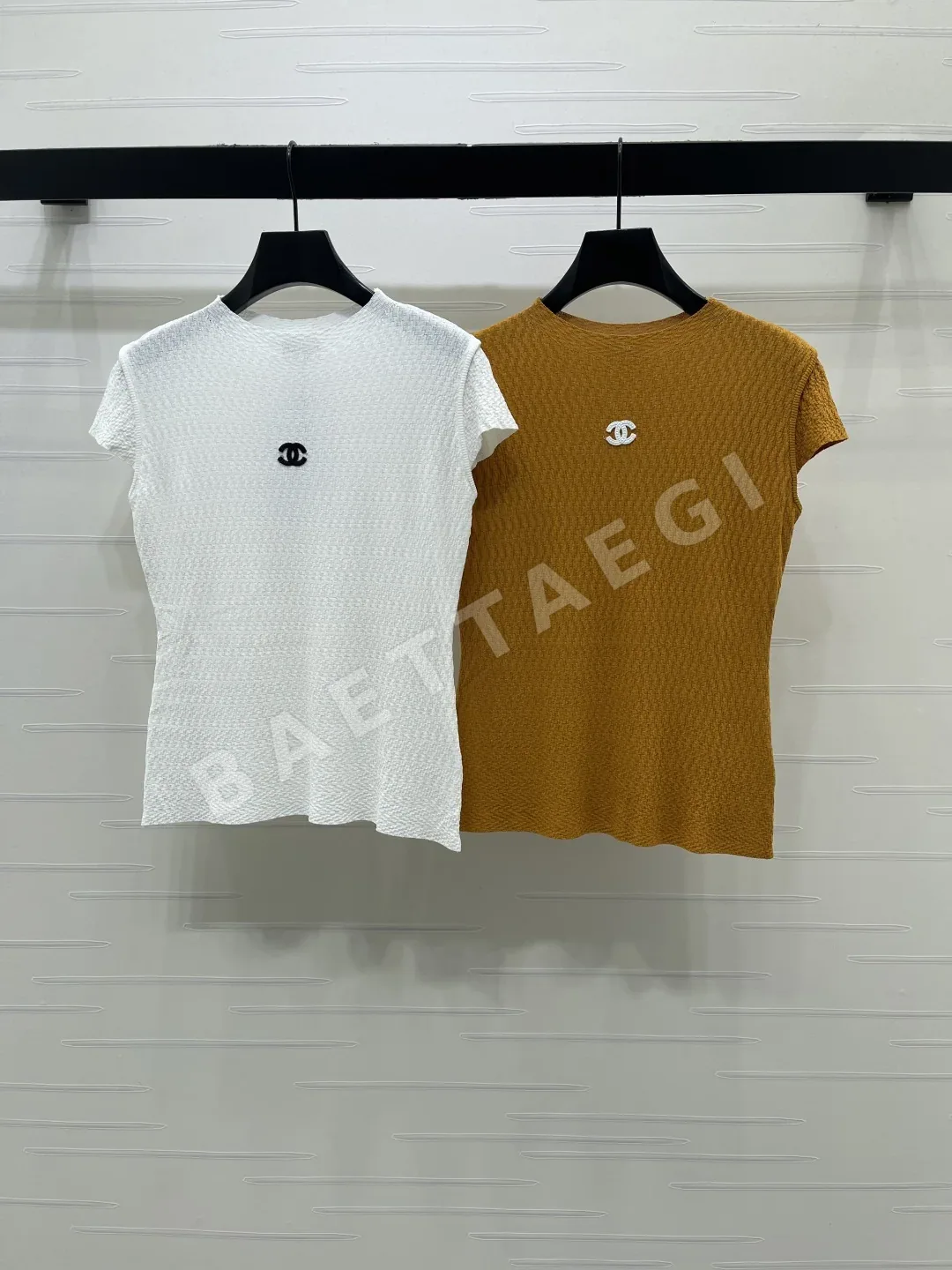 샤넬 크루넥 더블 C 자수 반팔 니트 탑 103644