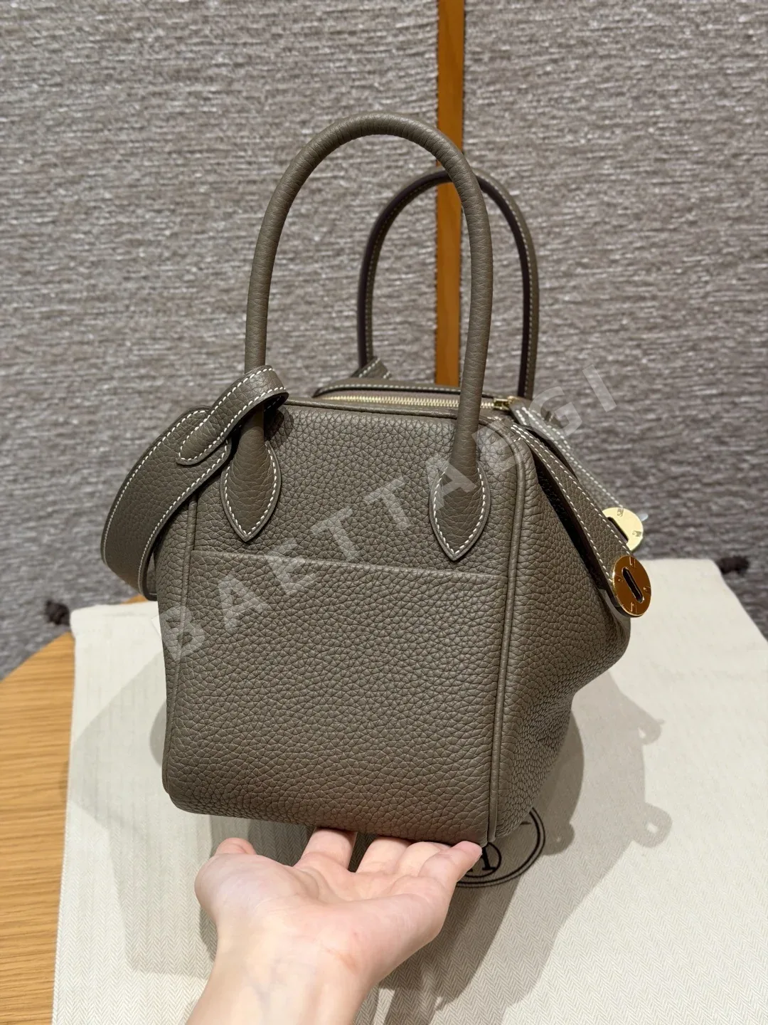 에르메스 린디 26 소가죽 골드 금장 가방 상세 이미지 3