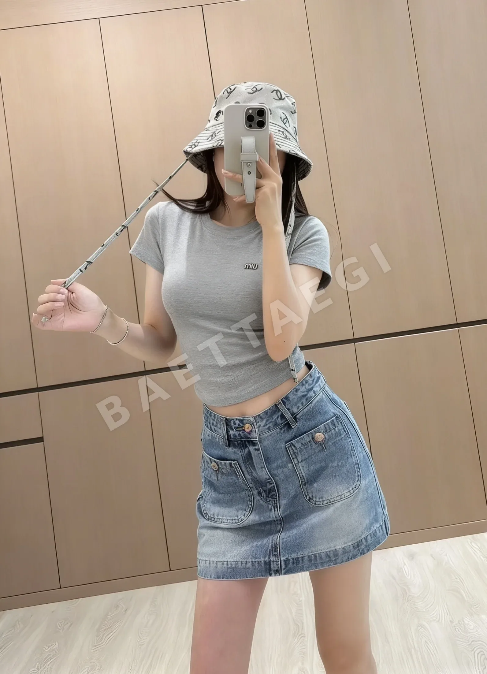 미우미우 라인스톤 로고 반팔 티셔츠 상세 이미지 18