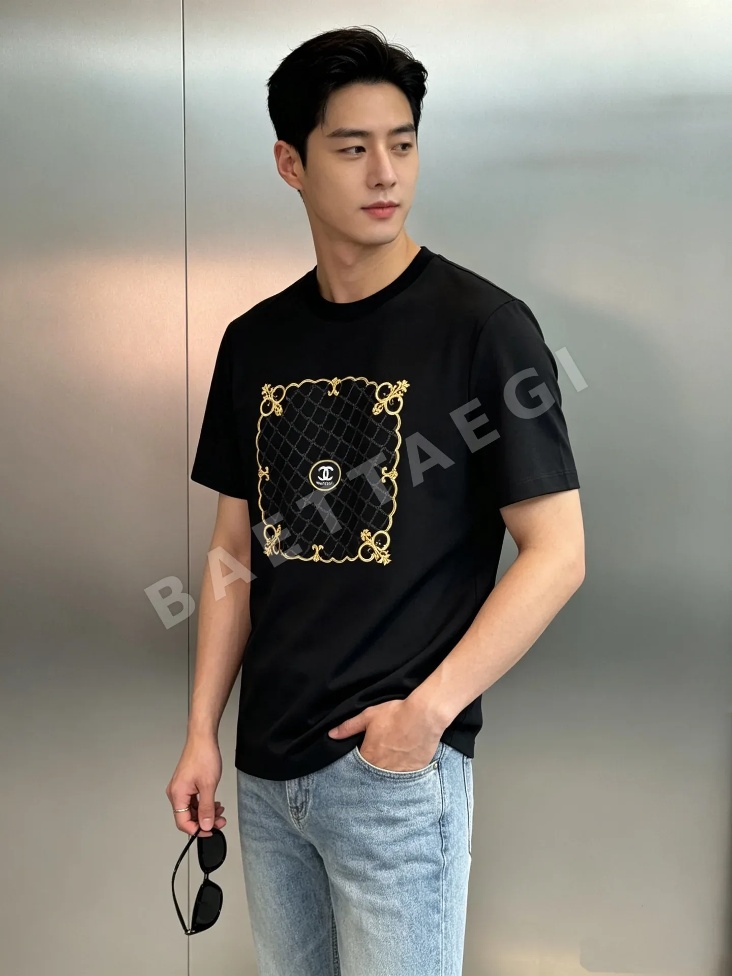 샤넬 금장 스크롤 장식 남성 반팔 티셔츠 상세 이미지 2