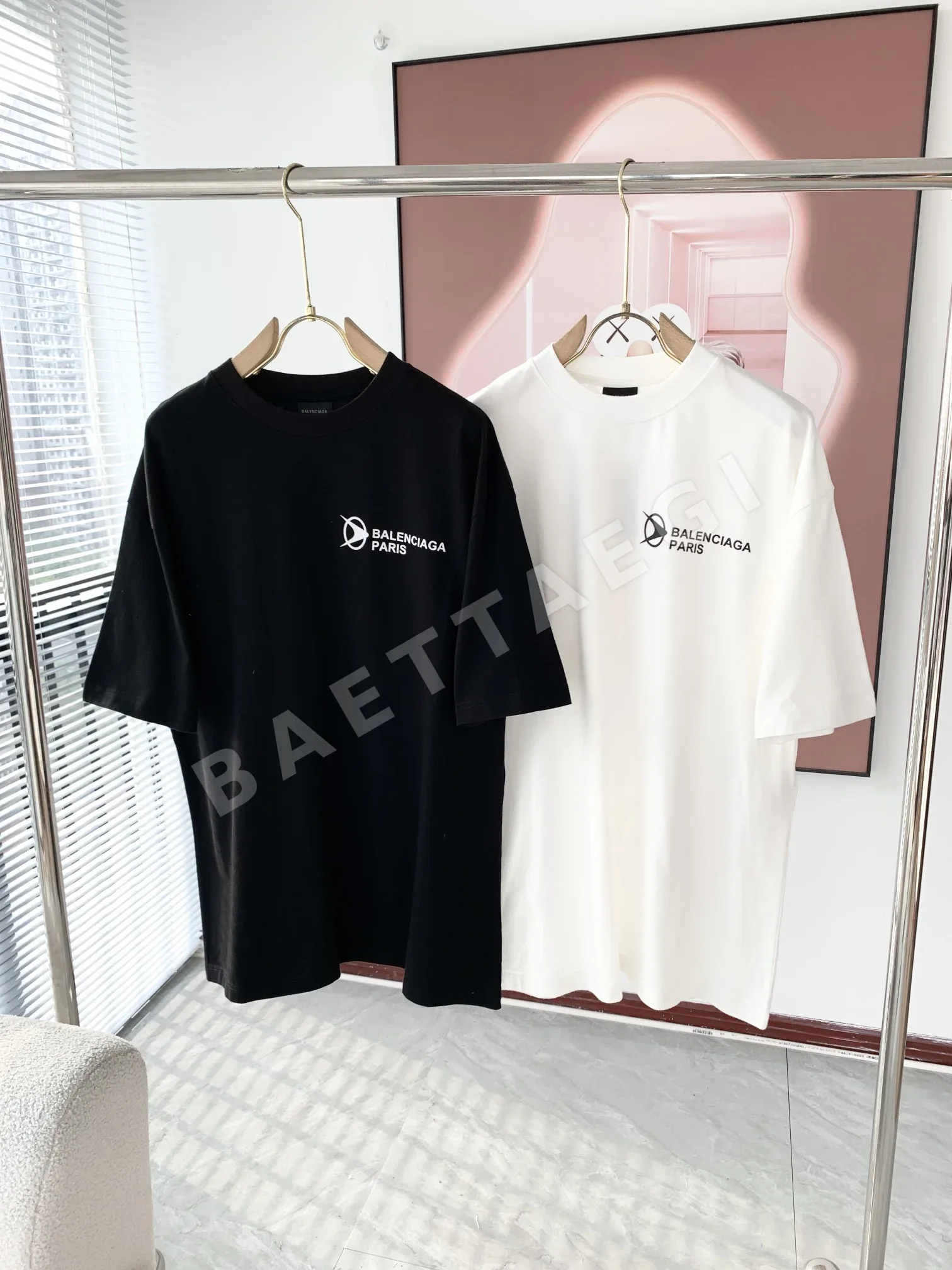 발렌시아가 여성 라운드넥 반팔 티셔츠 상세 이미지 3