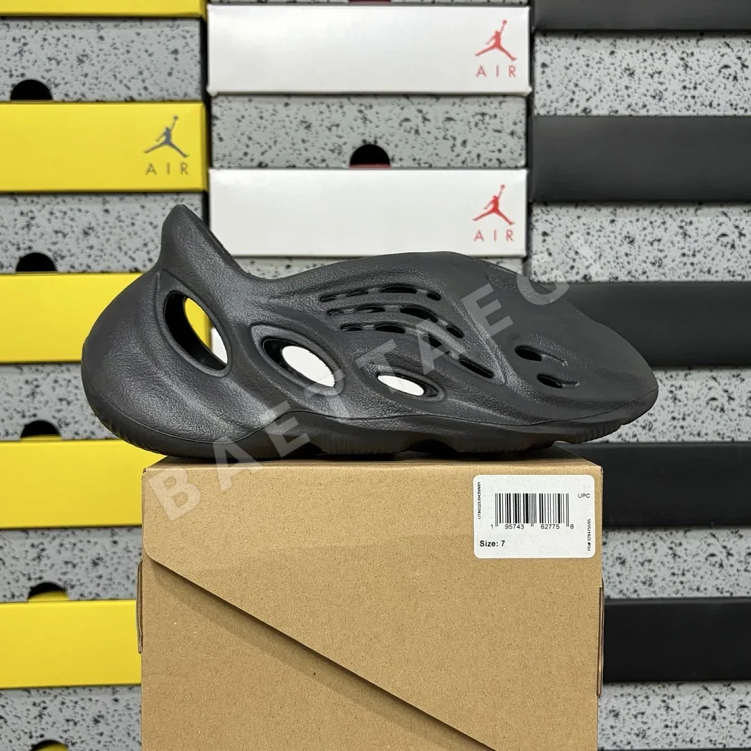 아디다스 [LW] 이지 폼 RNR HP8739 200634 Adidas Yeezy Foam RNR Onyx