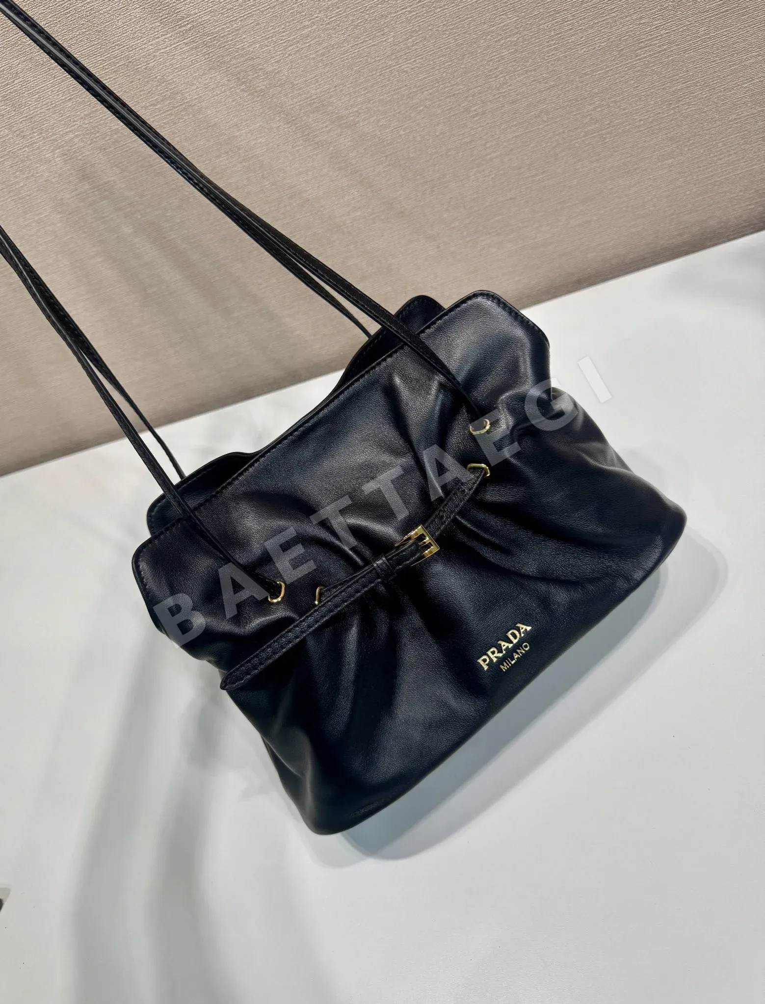 프라다 클라우드 양가죽 숄더백 1BG586 상세 이미지 3