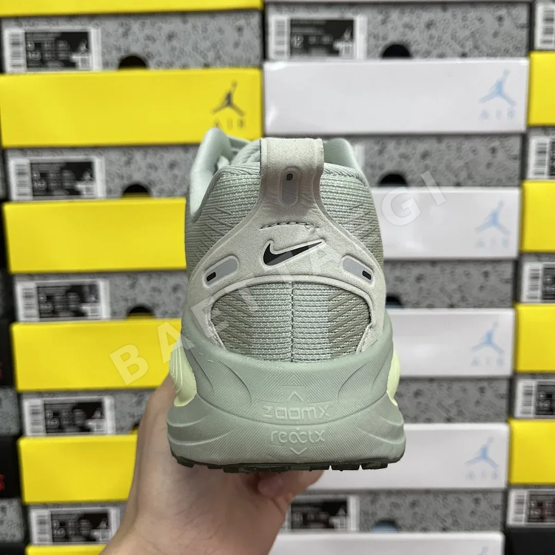 나이키 줌 보메로 18 HM6803-002 201093 Nike Zoom Vomero 18 상세 이미지 5