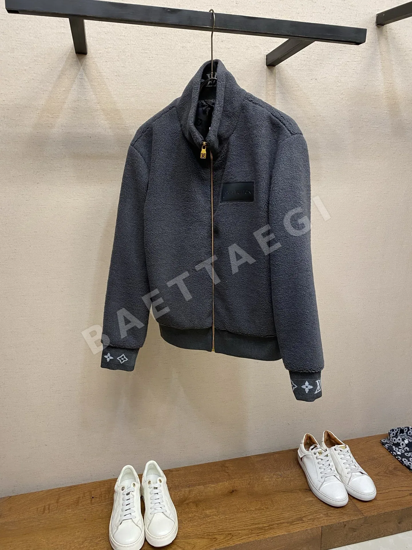 루이비통 스탠드 카라 자카드 로고 플리스 자켓 181296