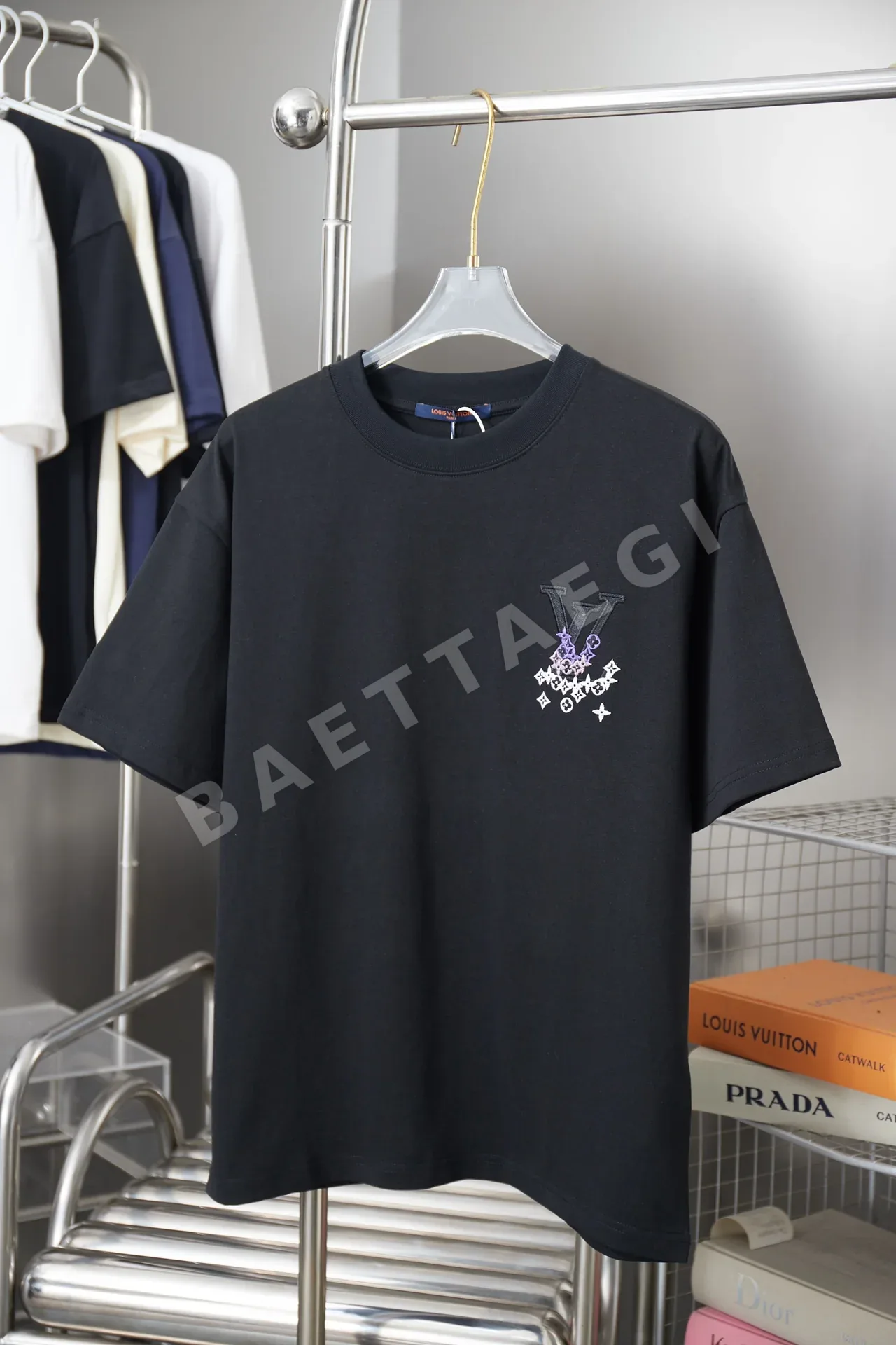 루이비통 컬러 블록 자수 반팔 티셔츠 48857