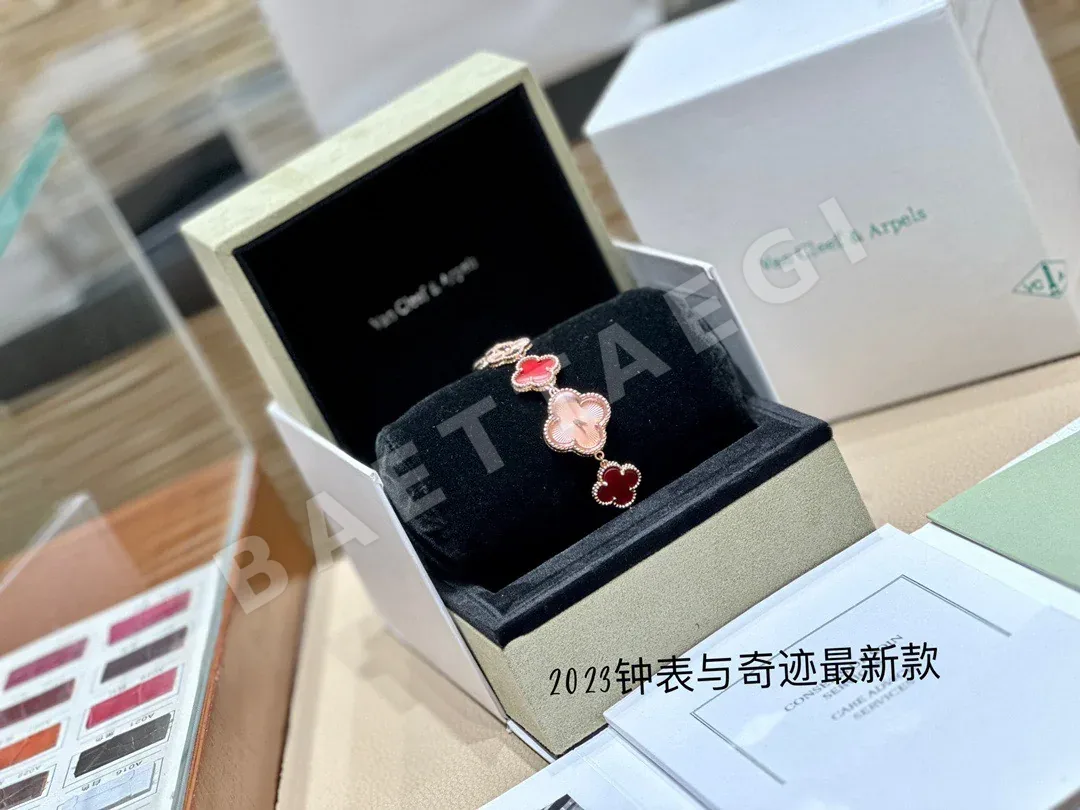 반클리프앤아펠 반클리프 스위트 알함브라 레드 카네리안 18K 골드 여성 시계 상세 이미지 2