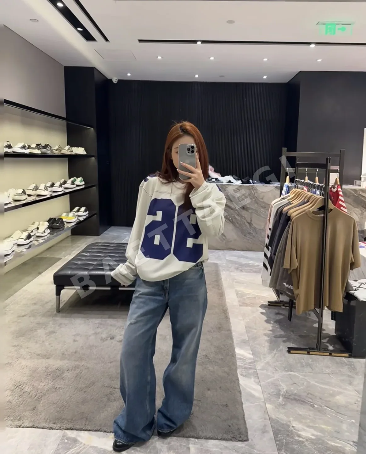 아크네스튜디오 로열블루 카라블록 데미지 가공 여성 긴팔 티셔츠 97730