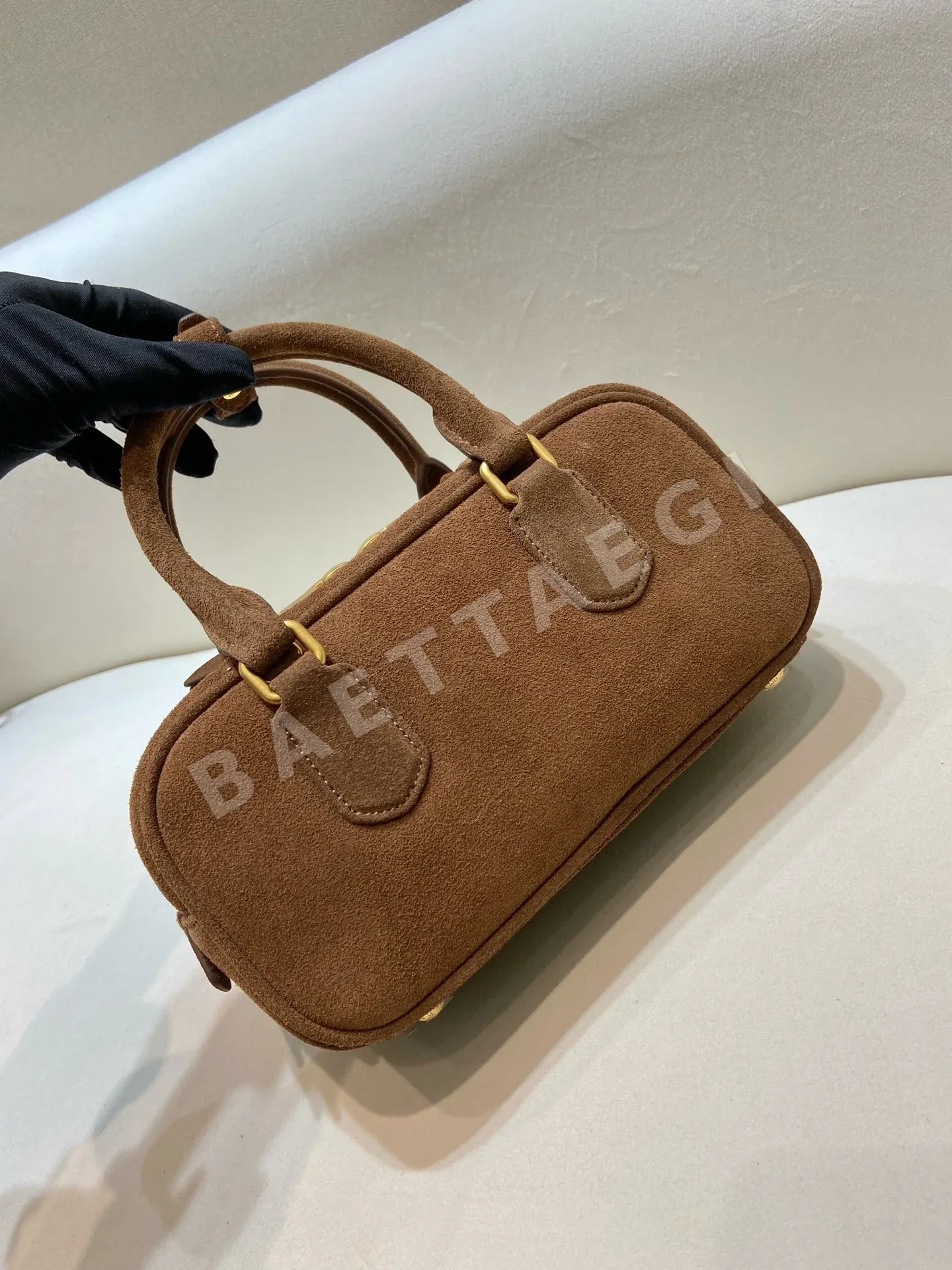미우미우 스웨이드 패딩 볼링 백 가방 5BB142 상세 이미지 4
