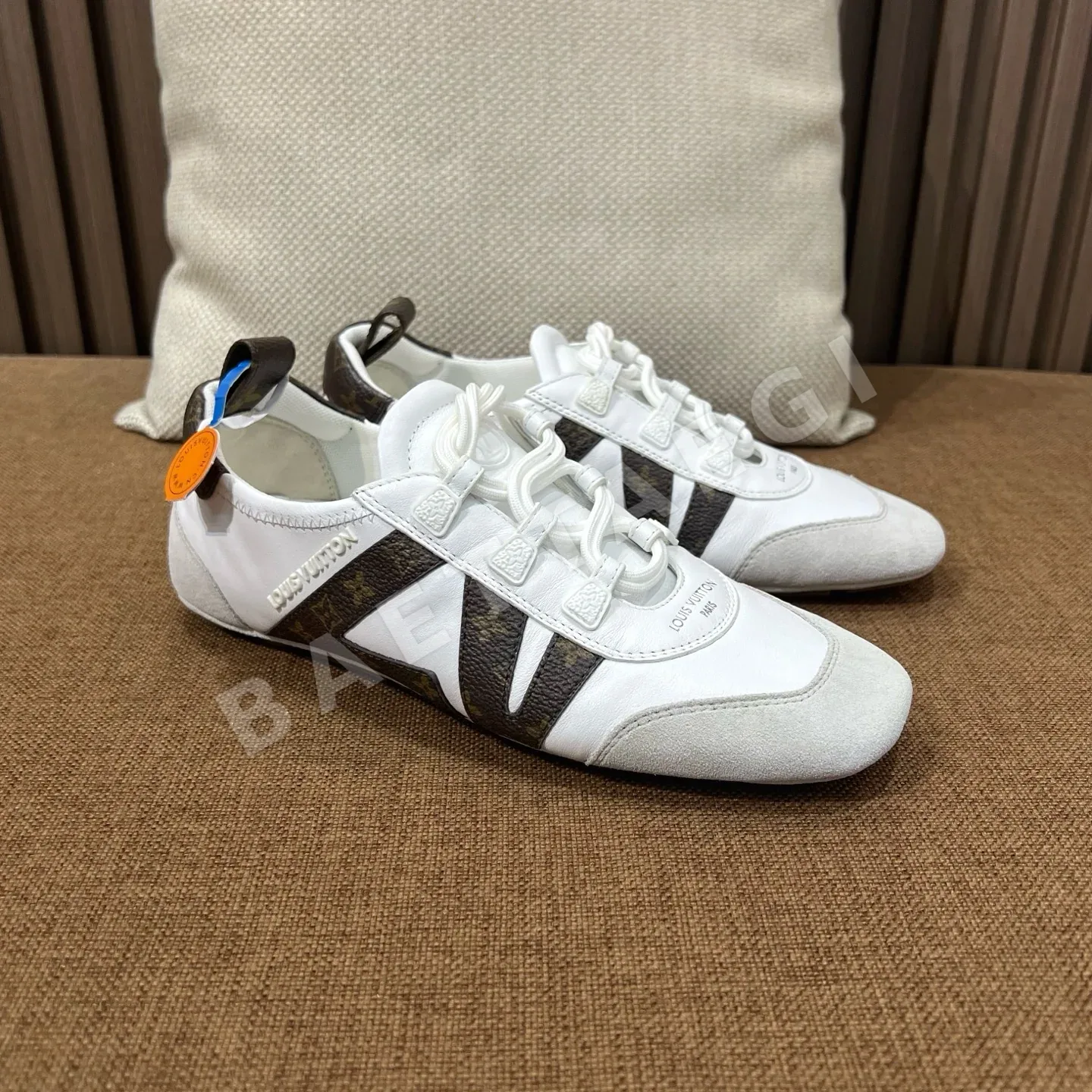 루이비통 스니커즈 램스킨 모노그램 LV 로고 상세 이미지 5
