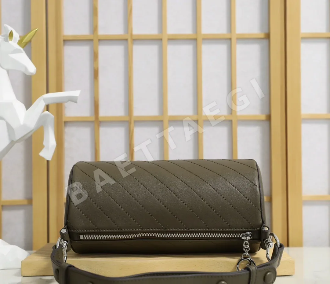 구찌 가치블론디 라운드 배럴 암핏 백 상세 이미지 2