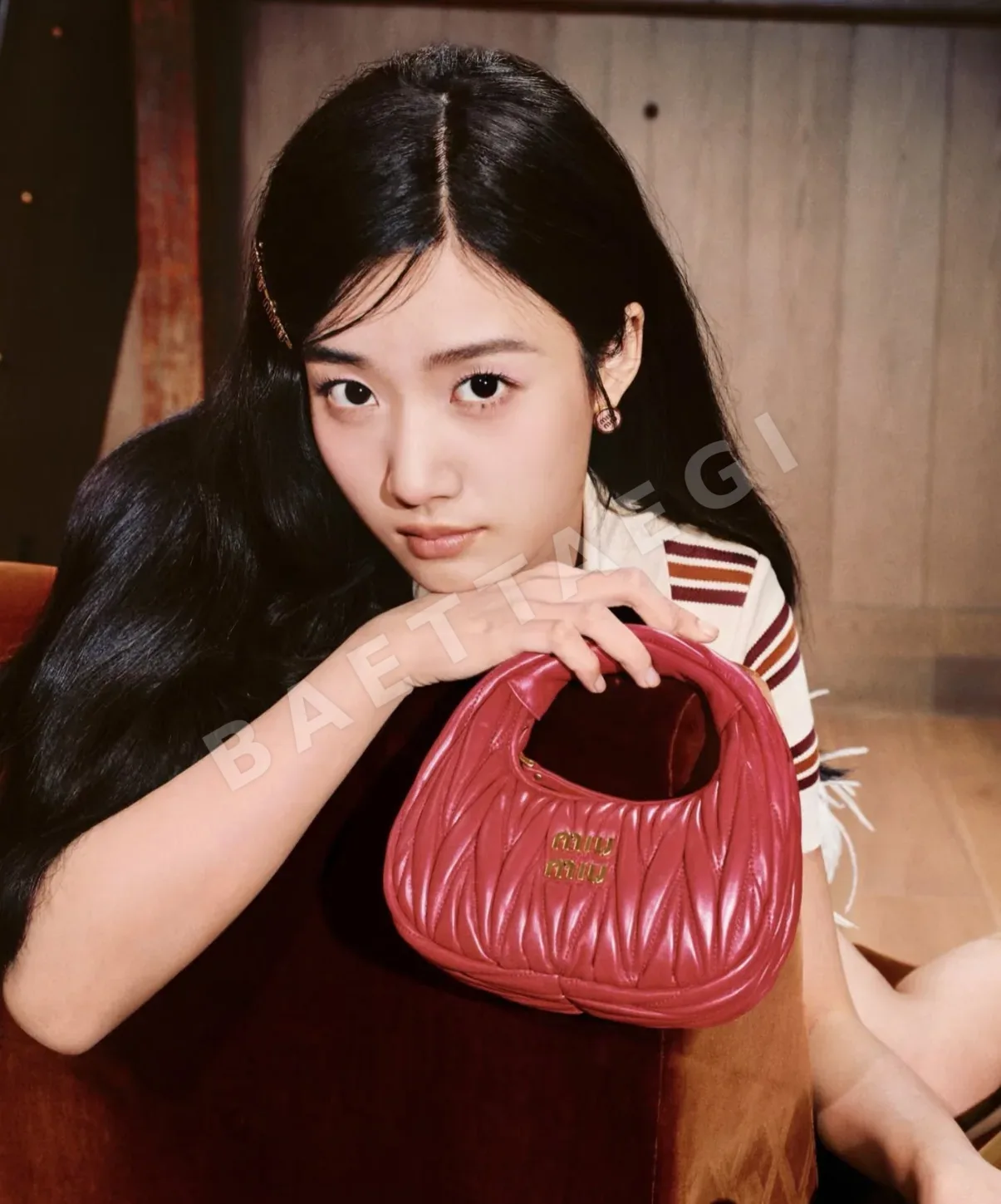 미우미우 컬러 에나멜 메탈 원형 버튼 M자형 스터드 귀걸이 상세 이미지 4