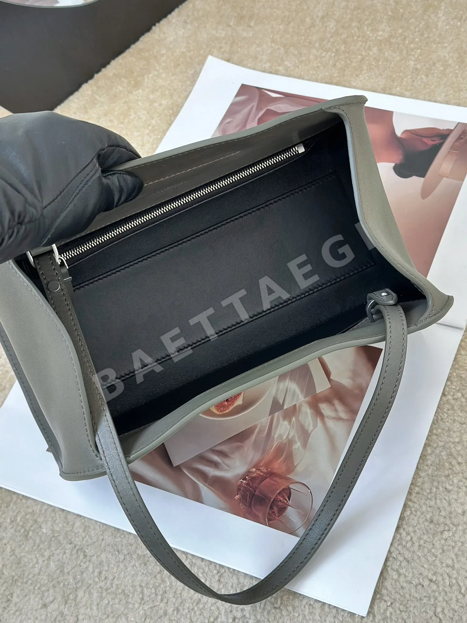 더로우 페기 클러치 가방 상세 이미지 9