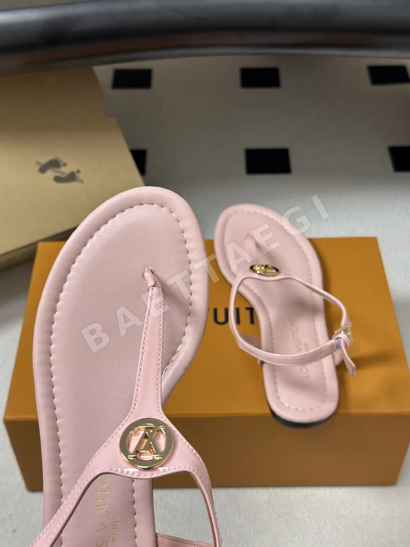 루이비통 LV Vibe 메탈 버클 비치 샌들 상세 이미지 8