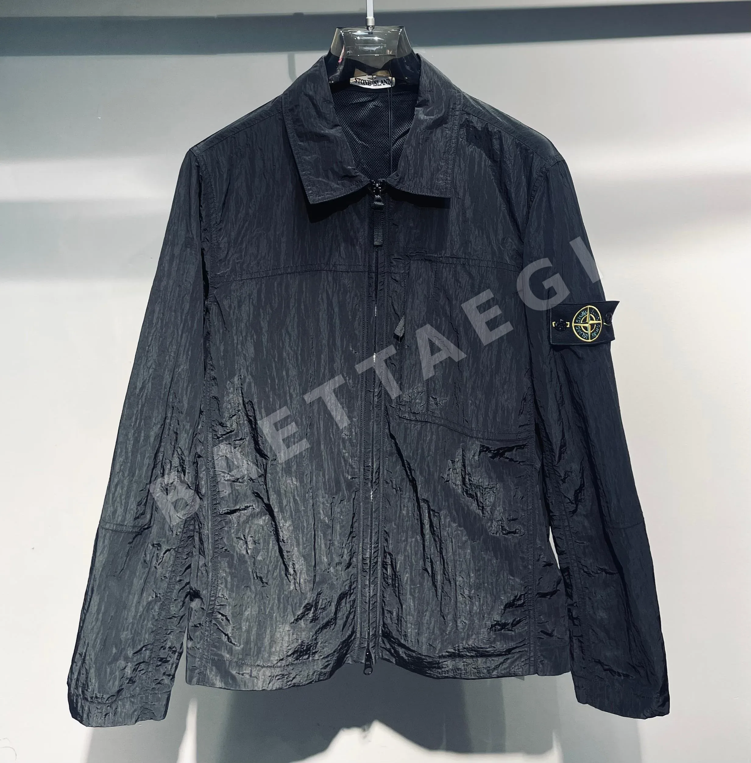 스톤아일랜드 메탈릭 나일론 스탠드 카라 자켓 51347