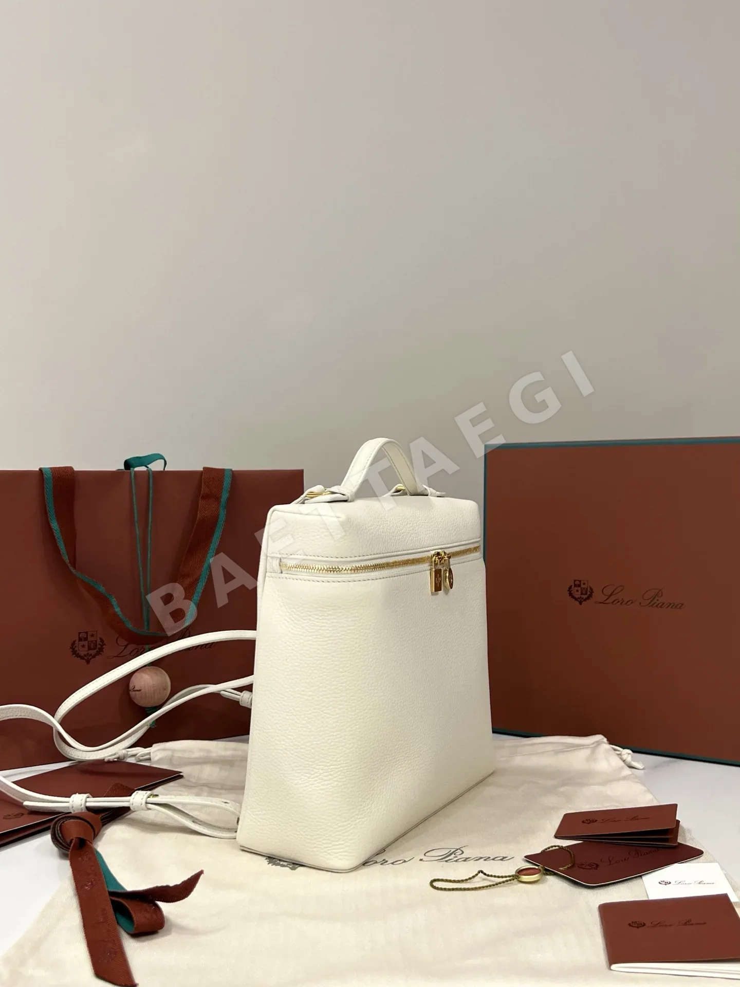 로로피아나 밀크 화이트 소가죽 백팩 상세 이미지 3