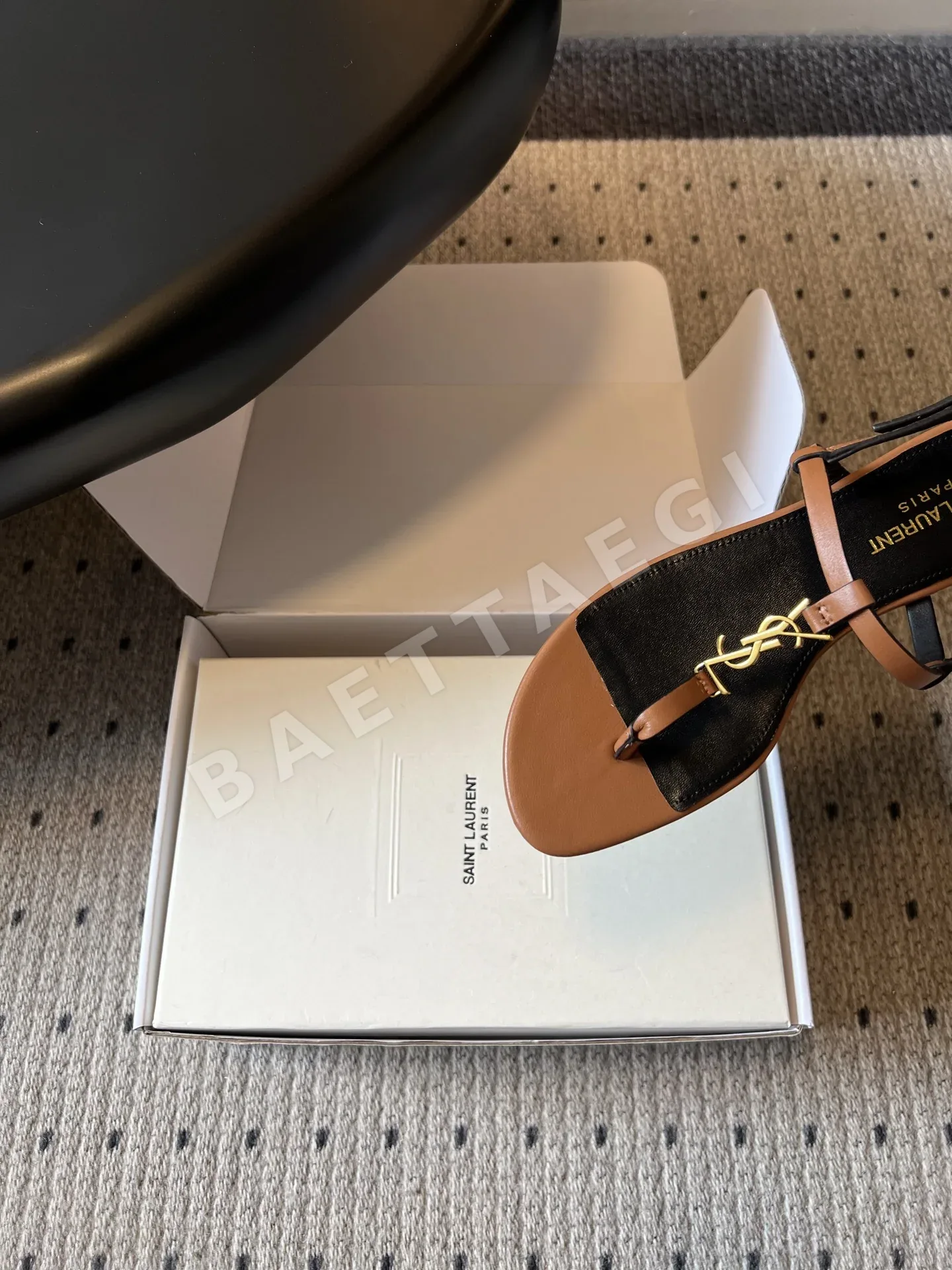 생로랑 YSL 버클 T자형 플립플롭 샌들 상세 이미지 7